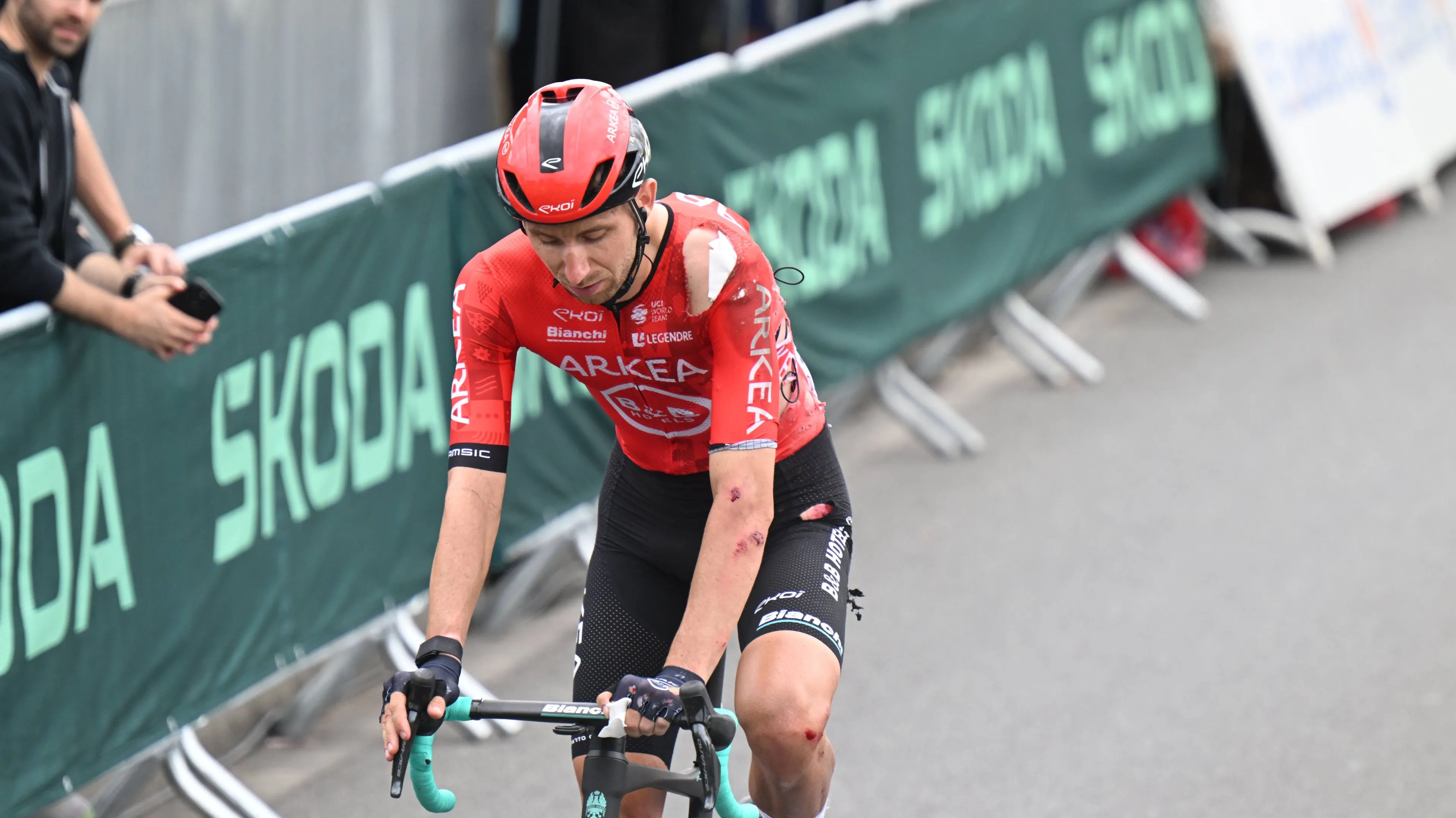 Maxim van Gils e Amaury Capiot continuam a guerra de palavras no Tour após a queda na etapa 13: "Enviei-lhe uma mensagem e ele não respondeu... Isso diz muito sobre ele"