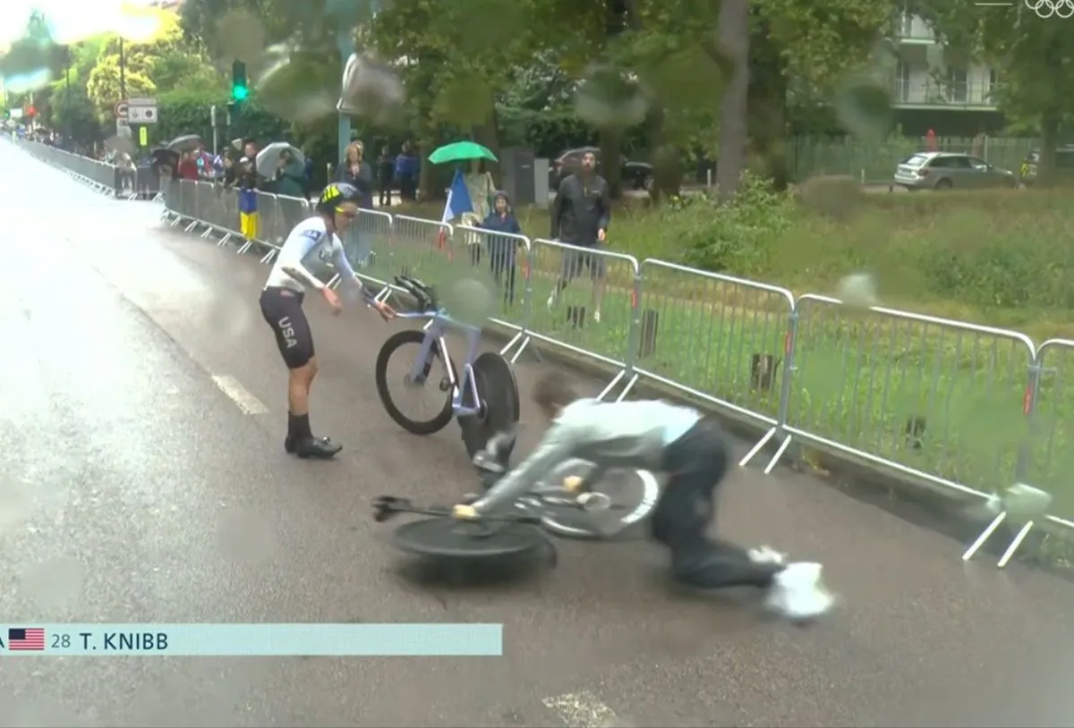 VIDEO: American Taylor Knibb crashes three times during Olympic time-trial and even her mechanic fell in rainy conditions
