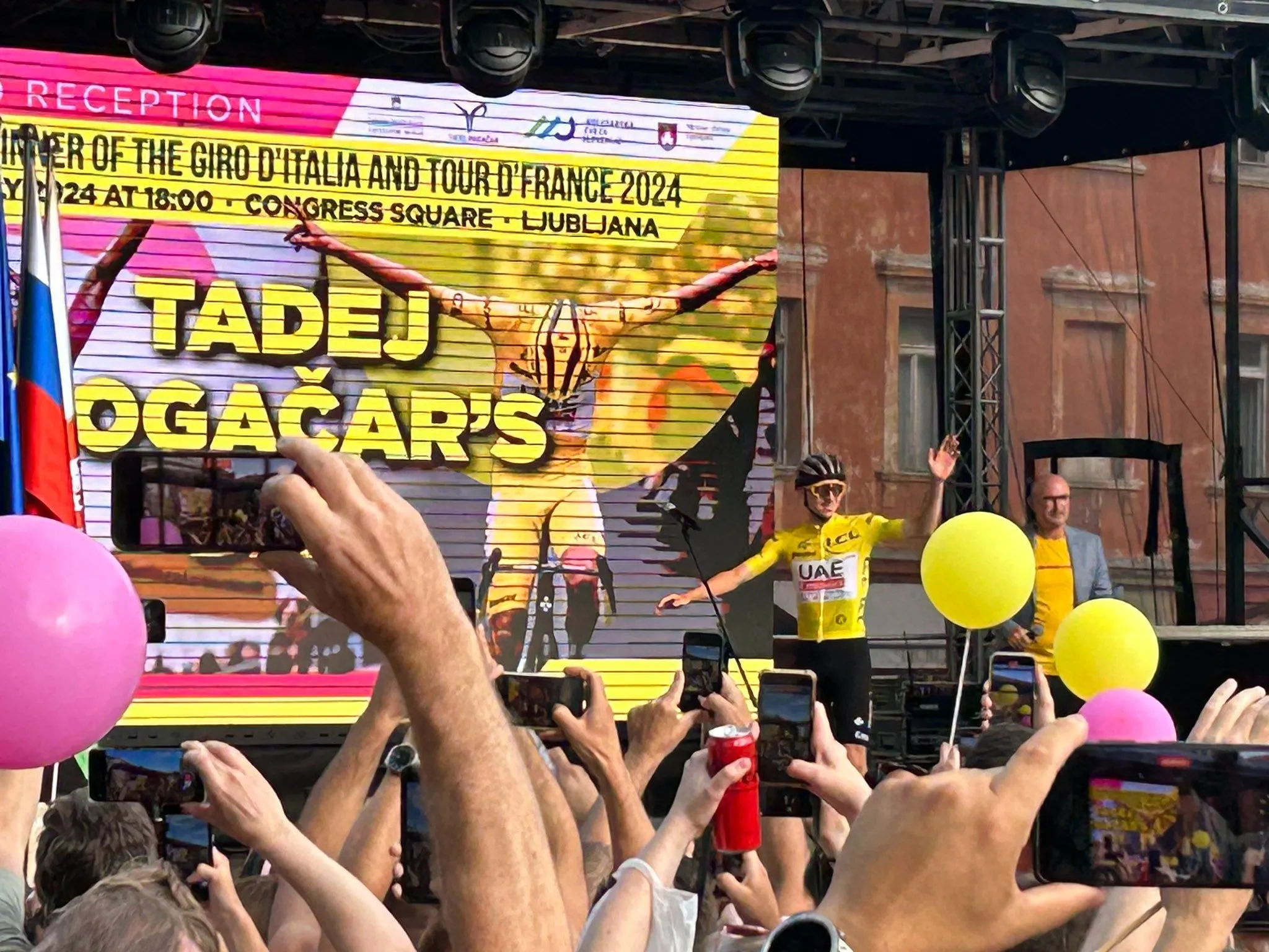 VÍDEO: Tadej Pogacar recebido em ambiente de festa na Eslovénia