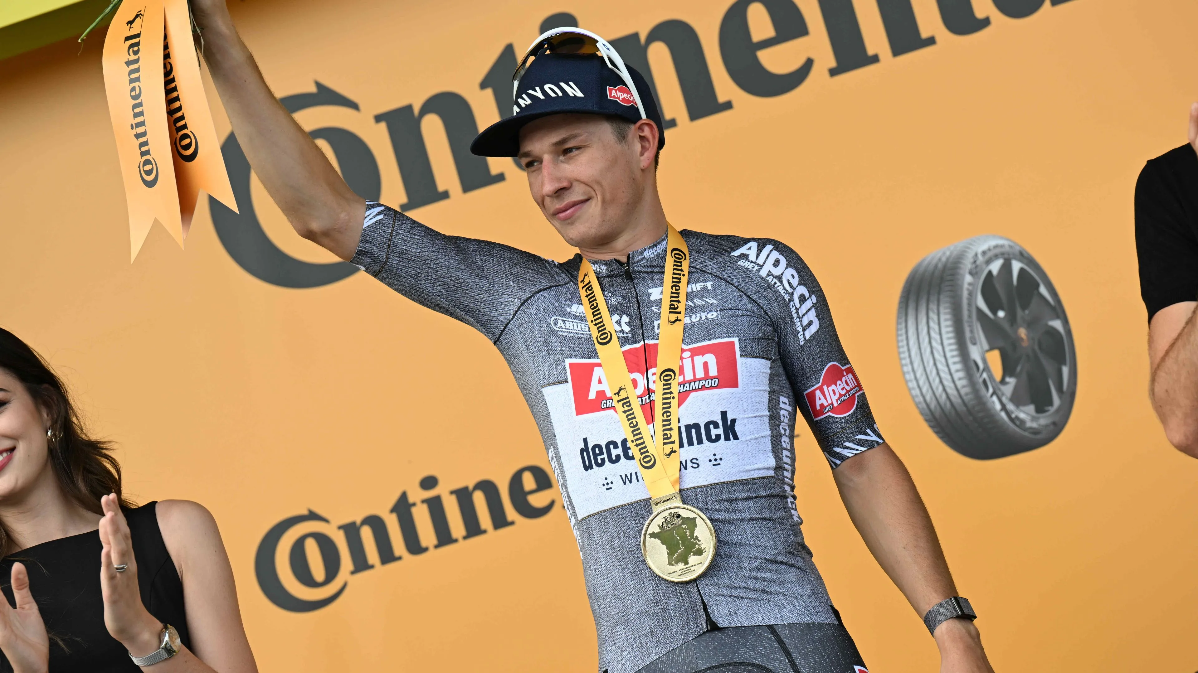 Jasper Philipsen vence ao sprint depois de um dia louco: "Foi a todo o gás desde o início do dia, o pelotão nunca abrandava"