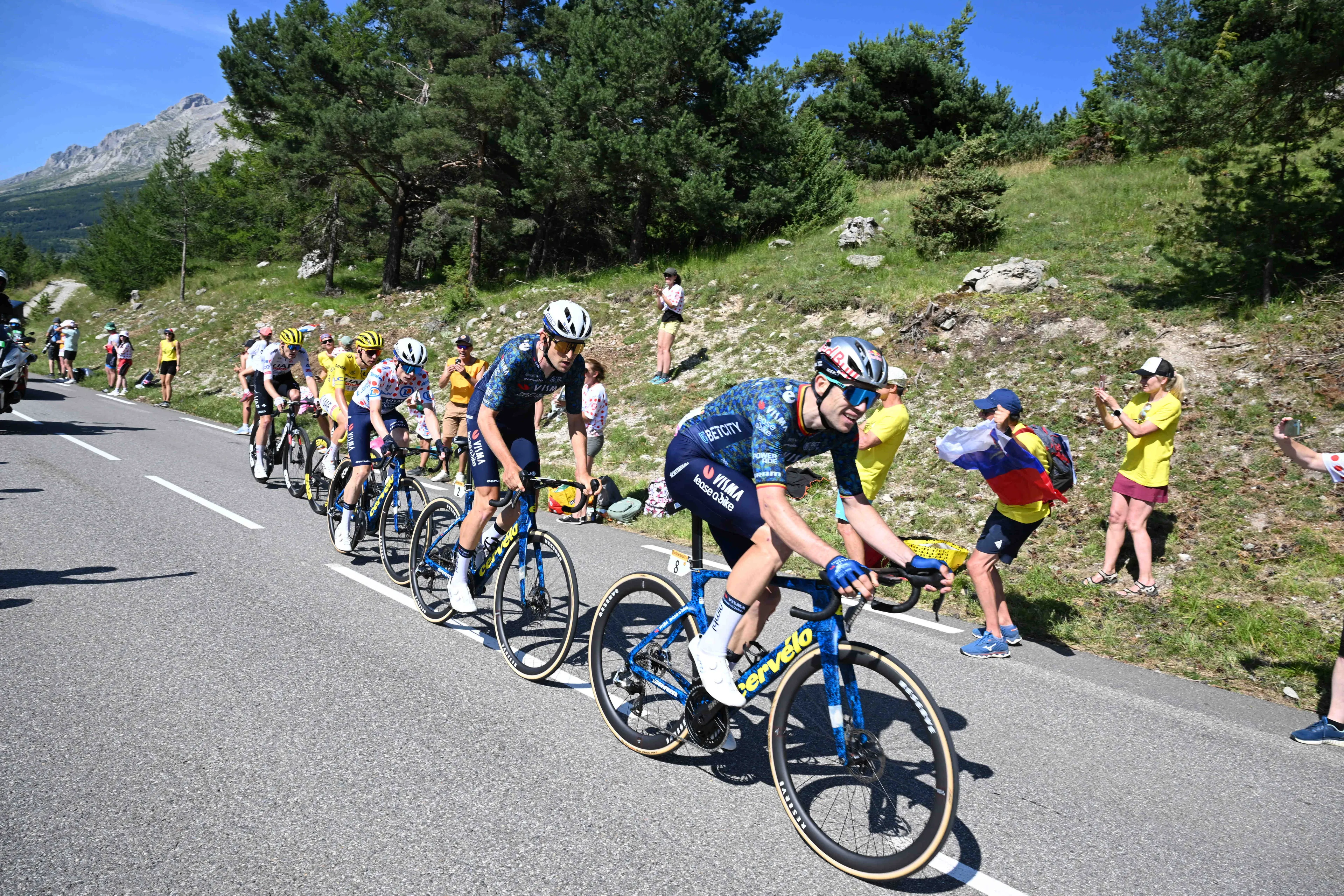 "We always expect an aggressive Tadej Pogacar" - Wout van Aert unsurprised by continued attacks of Maillot Jaune at 2024 Tour de France