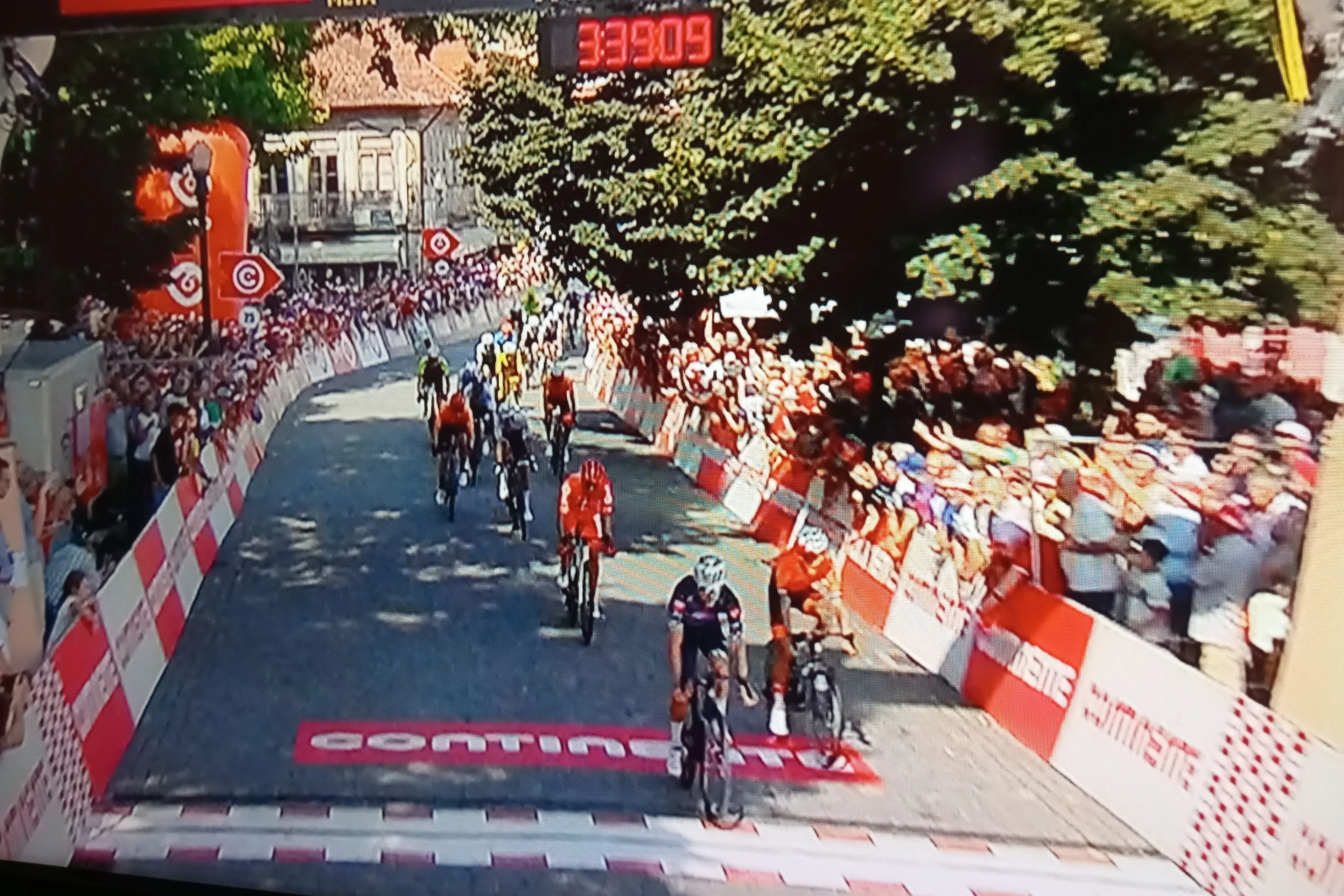 Dia louco de ciclismo ganho por Francisco Penuela com um sprint poderoso e impressionante