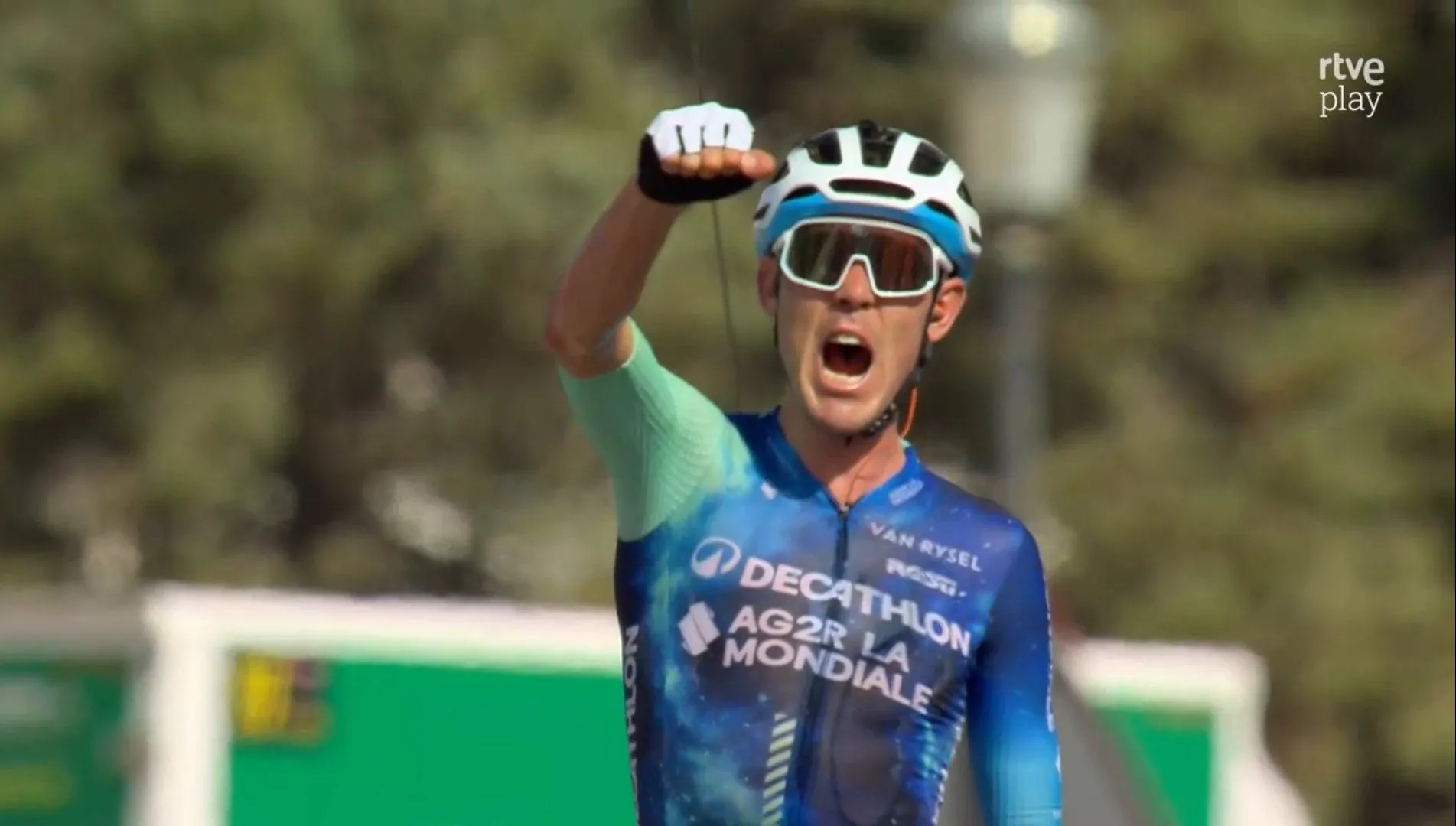 Vuelta a Espana turned on it's head! Ben O'Connor wins stage 6 with solo breakaway attack and takes race lead from Primoz Roglic