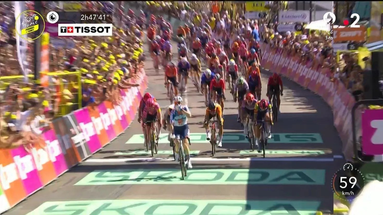 Charlotte Kool surprises SD Worx and wins the first Tour de France Femmes stage