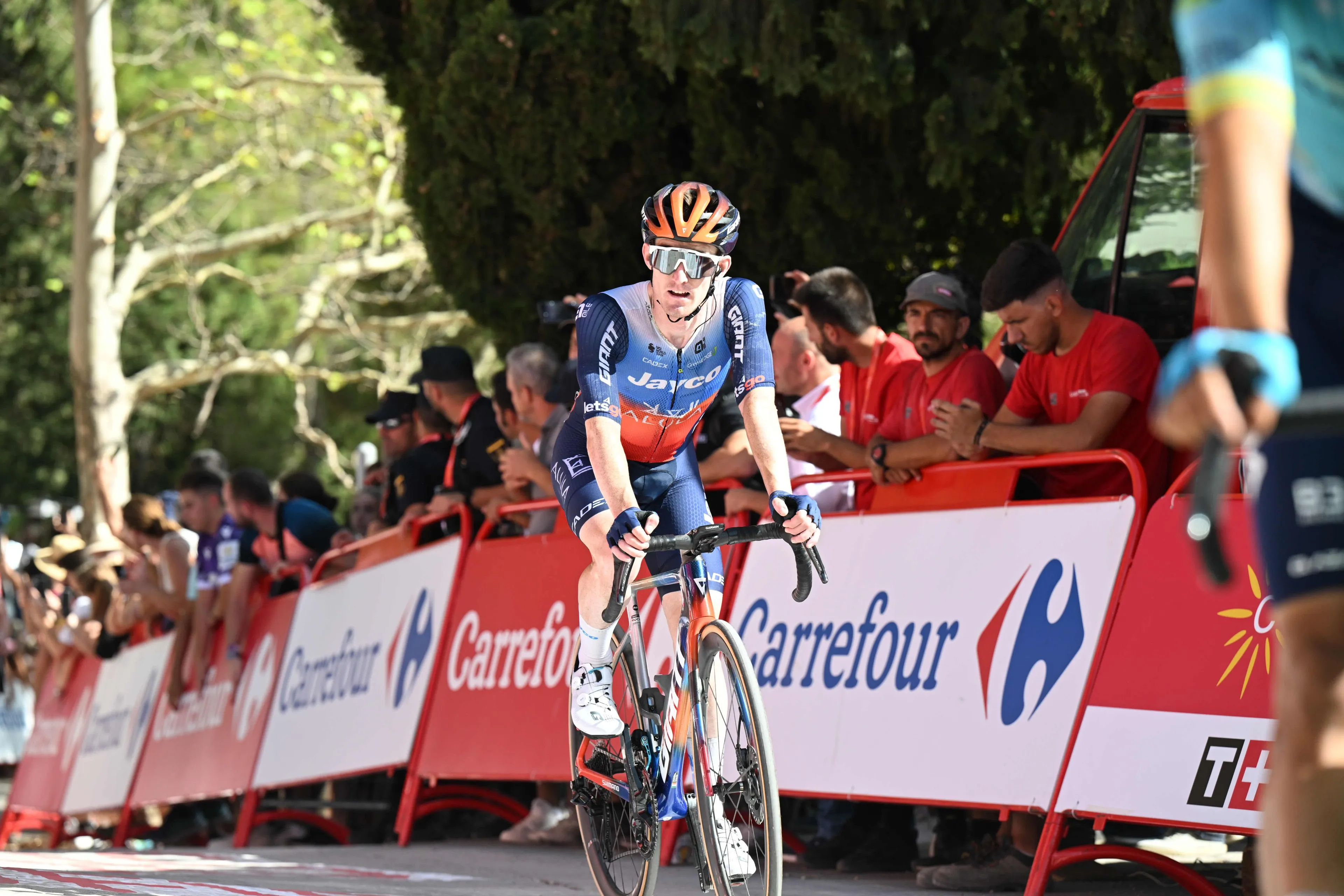 Eddie Dunbar takes stage 11 of 2024 Vuelta a Espana from breakaway as Roglic distances O'Connor on dramatic day
