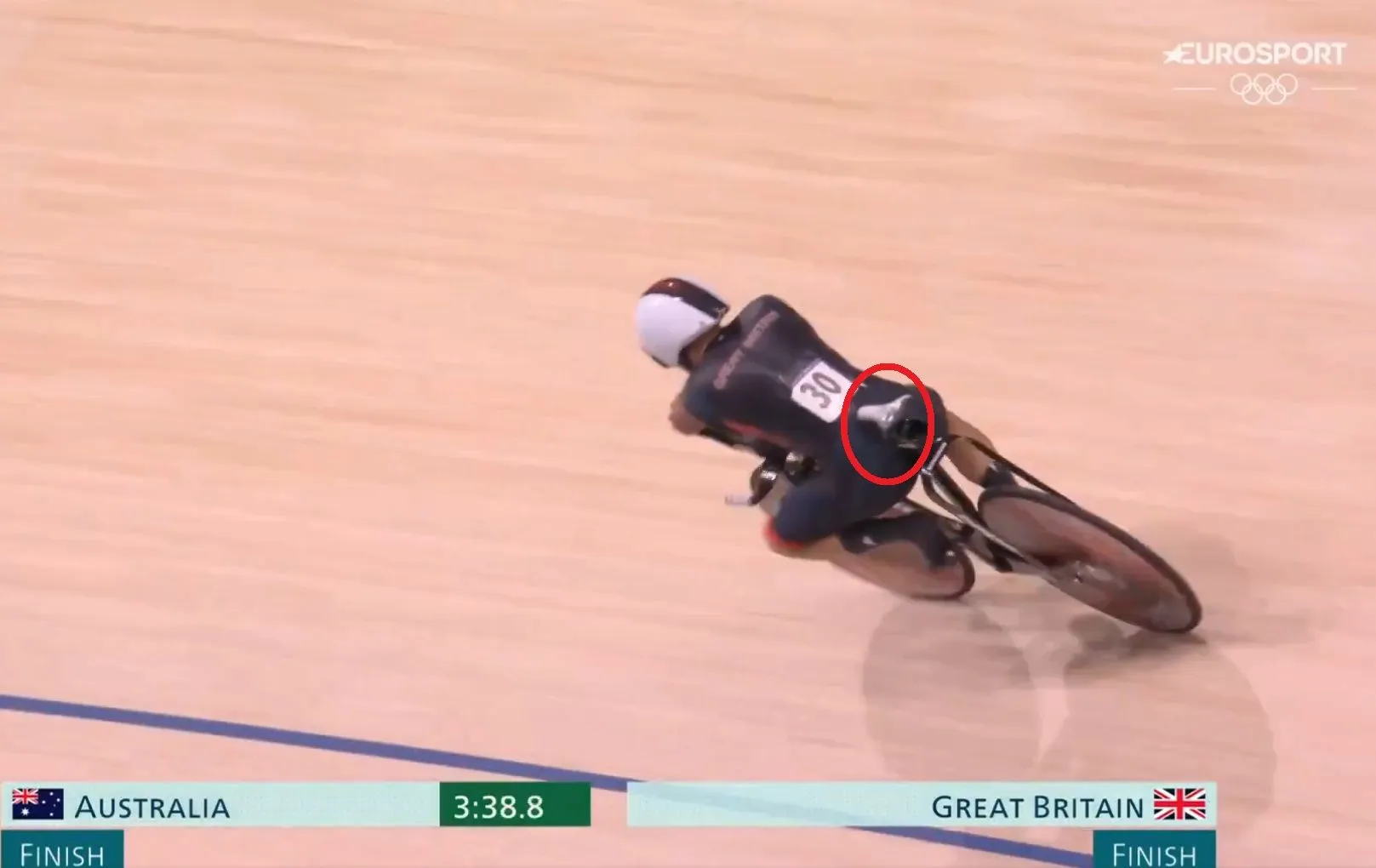 VIDEO: Ethan Hayter escapes a disaster as he slides off his saddle in the final of Track Pursuit at the Olympic Games