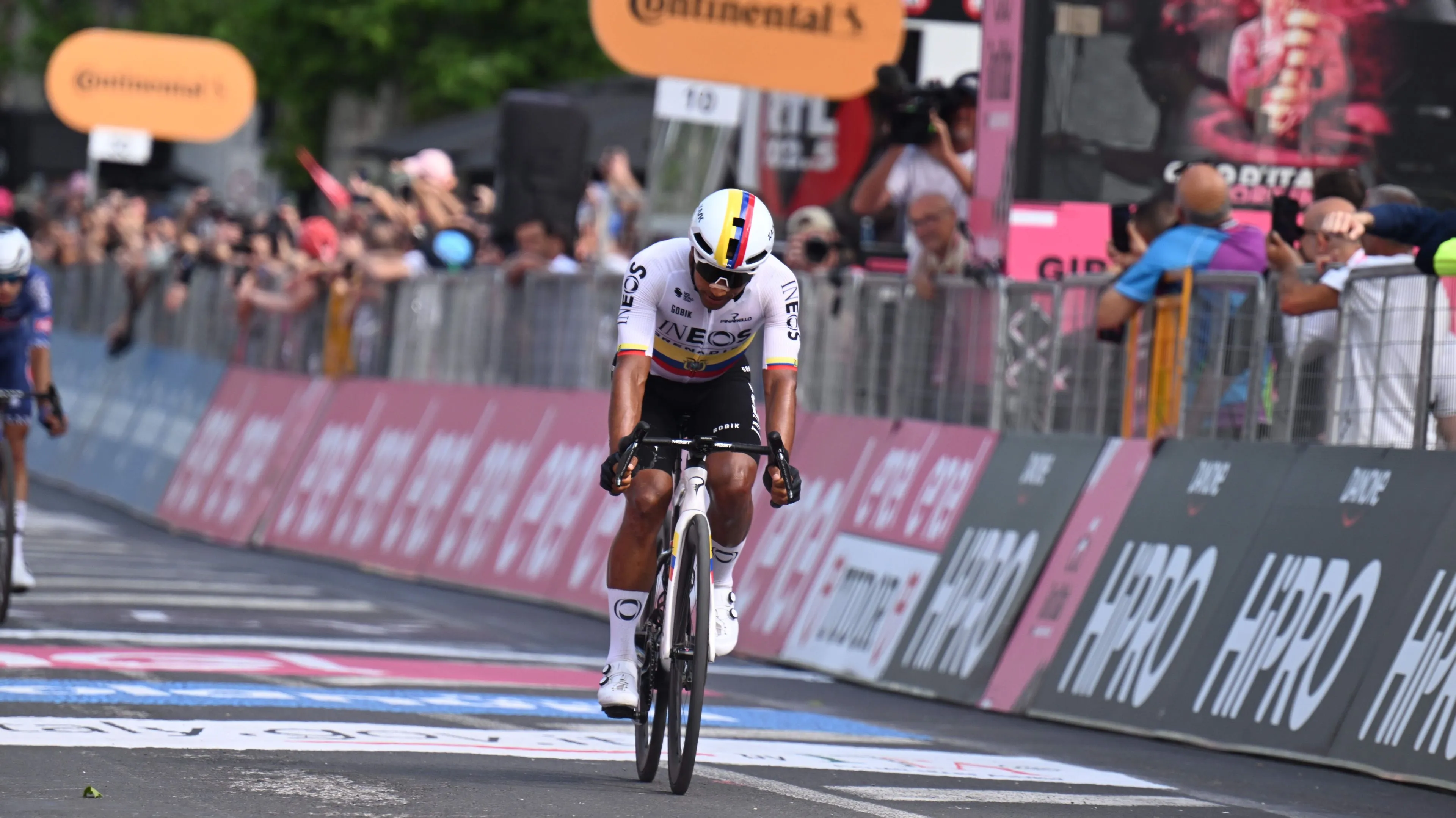 Jhonatan Narváez deixa Paris desiludido: "Assim que entrámos no circuito final a minha bicicleta avariou e tive de esperar pelo carro 21... de 30"