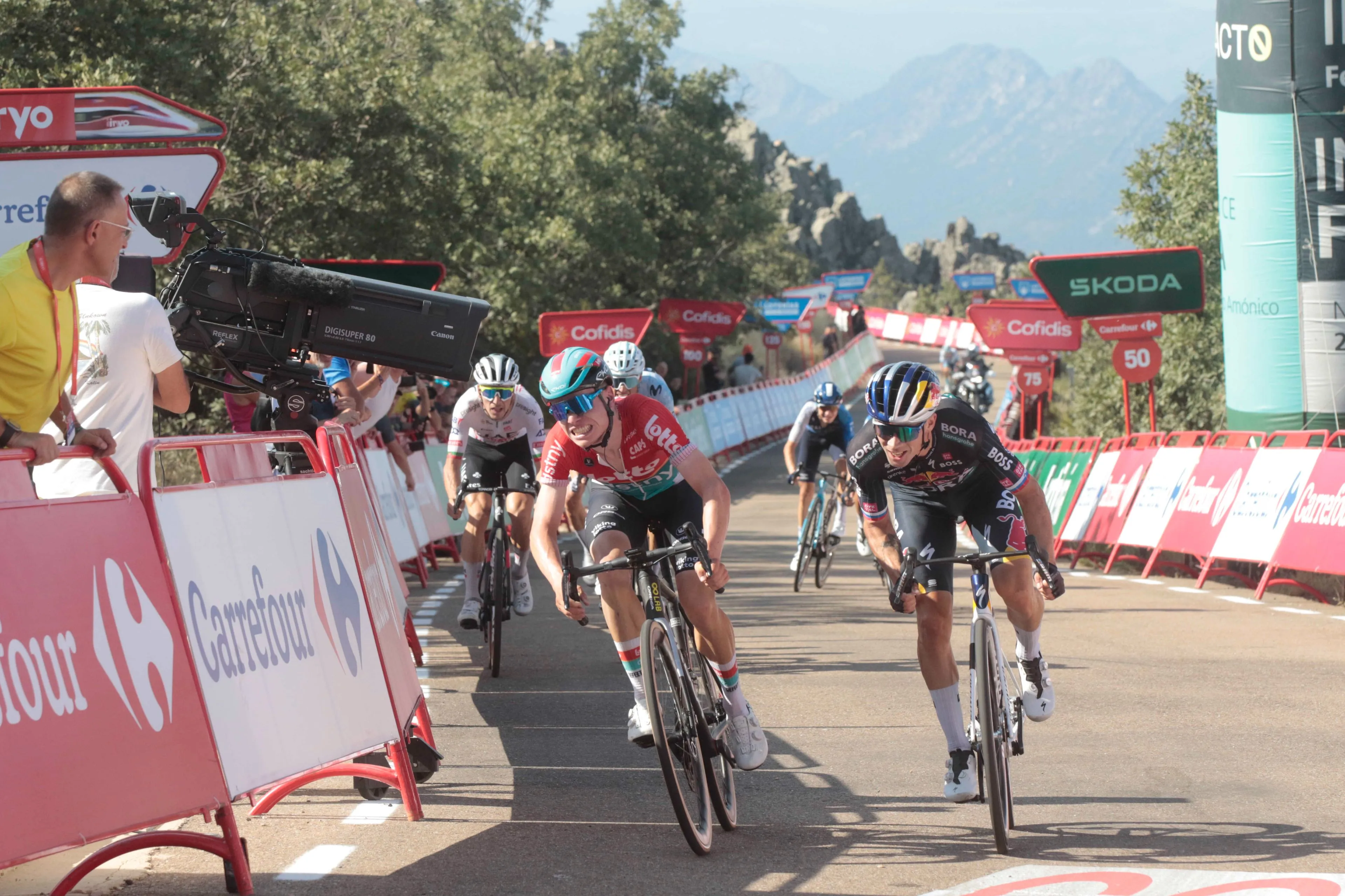 Primoz Roglic rules again at La Vuelta after brutal finale atop Pico Villuercas on stage 4