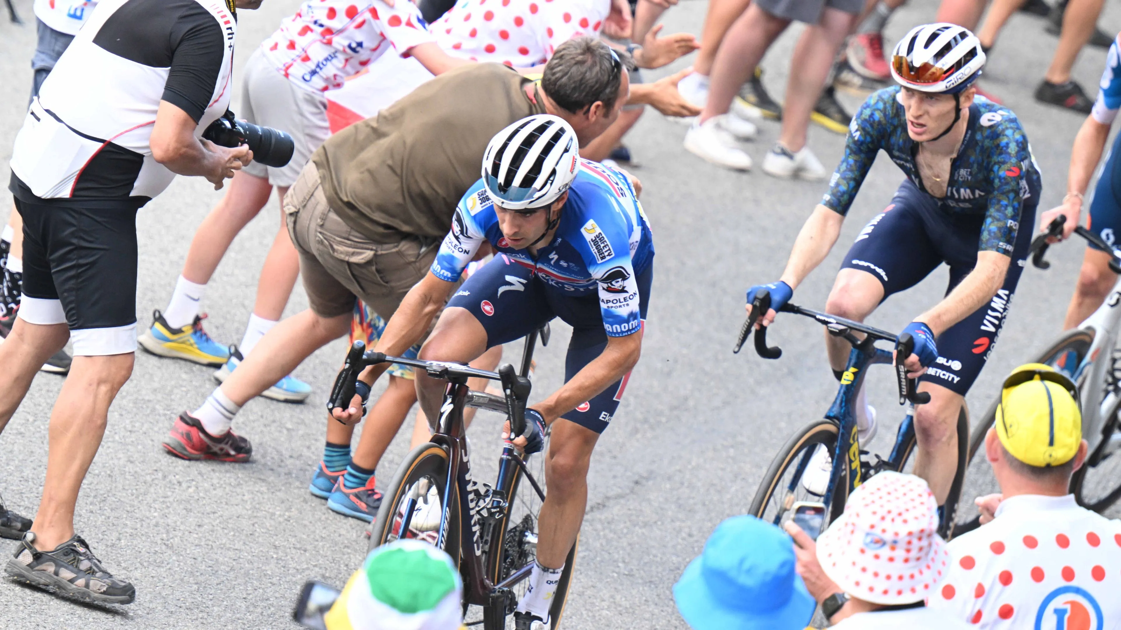 Mikel Landa reage às novas camisolas T-Rex da Quick-Step para a Volta a Espanha