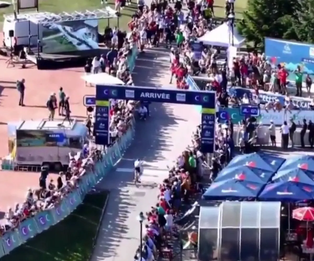 Pablo Torres wins at Les Karelis and takes over Tour de l'Avenir lead; Joseph Blackmore and struggles and loses key time