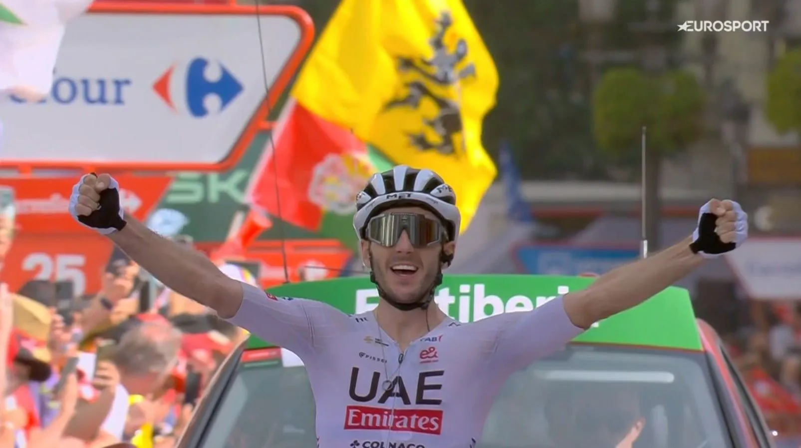 Adam Yates dá um recital a solo e vence a etapa rainha da Volta a Espanha