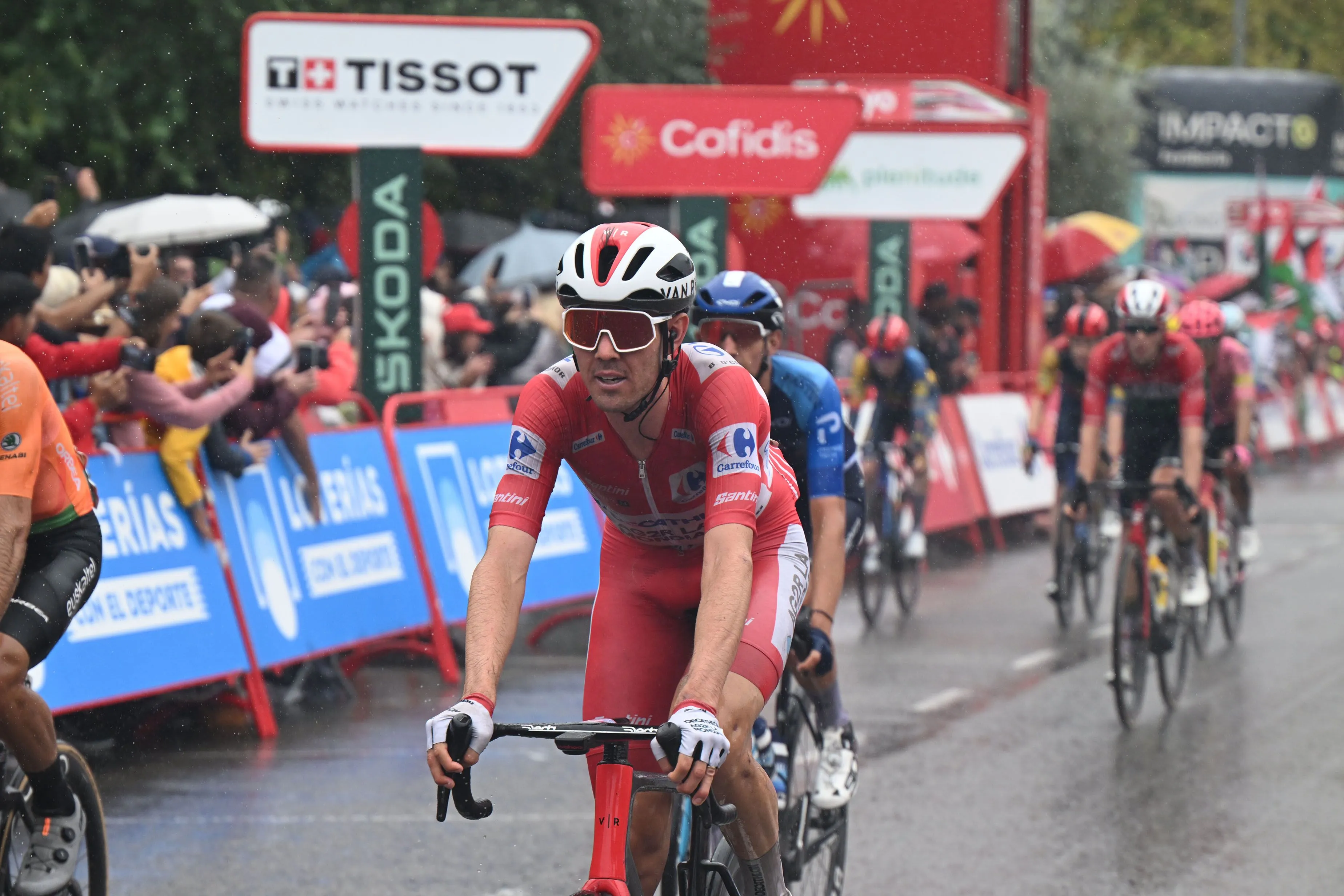 Adam Blythe visibly amused by "shambolic" podium ceremony on Lagos de Covadonga compares Ben O'Connor to famous magician: "He's like Houdini"