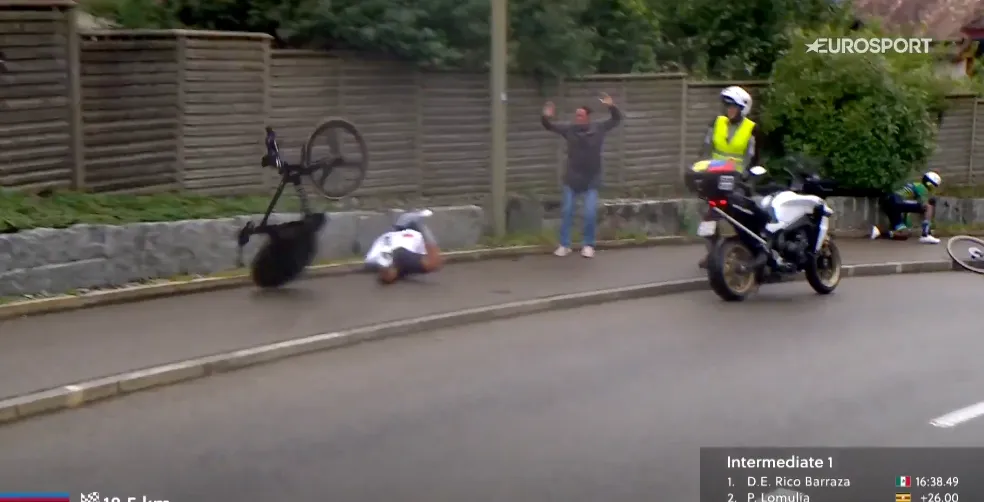VIDEO: Isaac Del Toro's teammate falls at time-trial World Championships