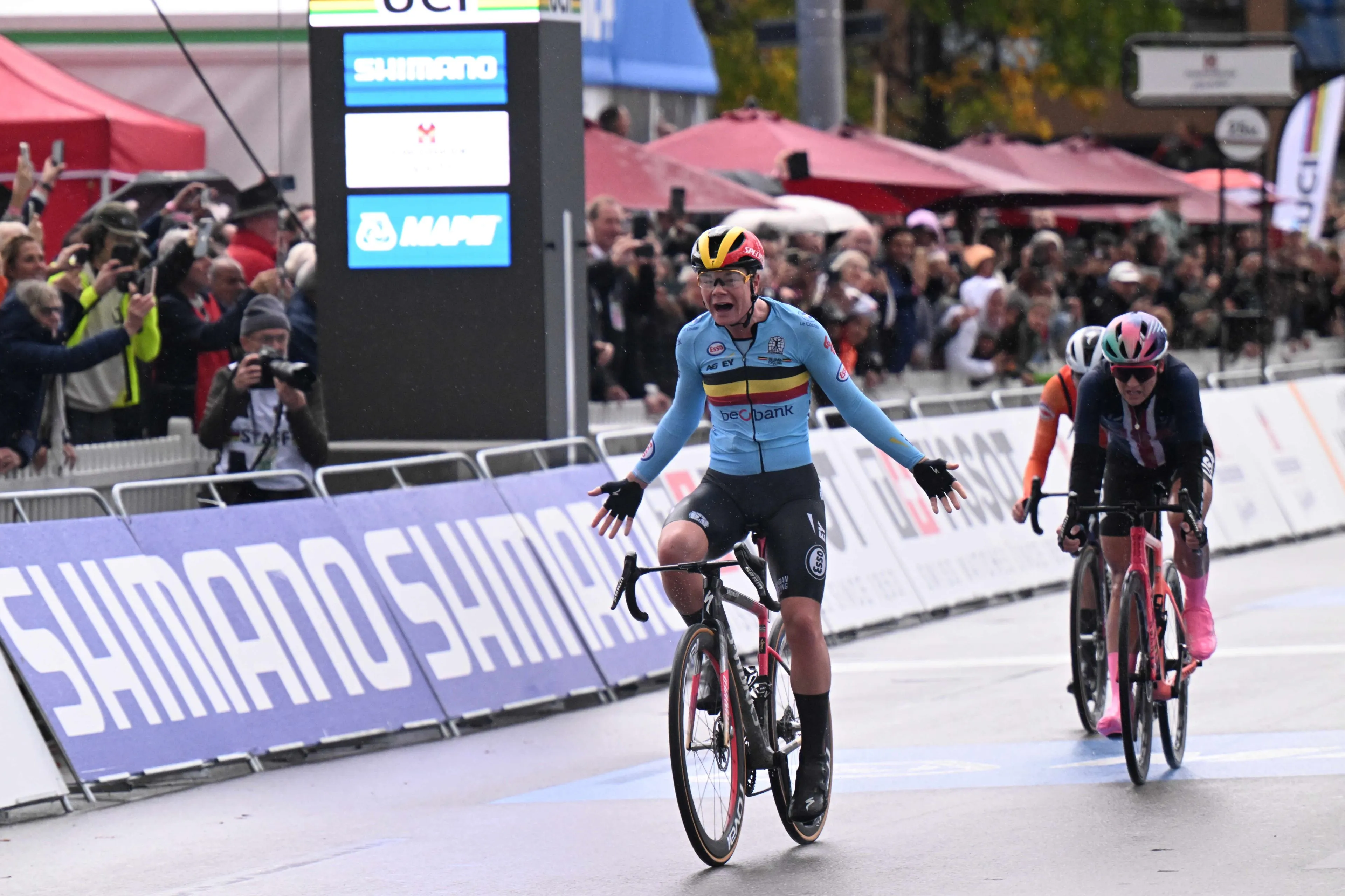 Lotte Kopecky wins again! Belgian defends title in Zurich with Dygert and Longo Borghini on the podium