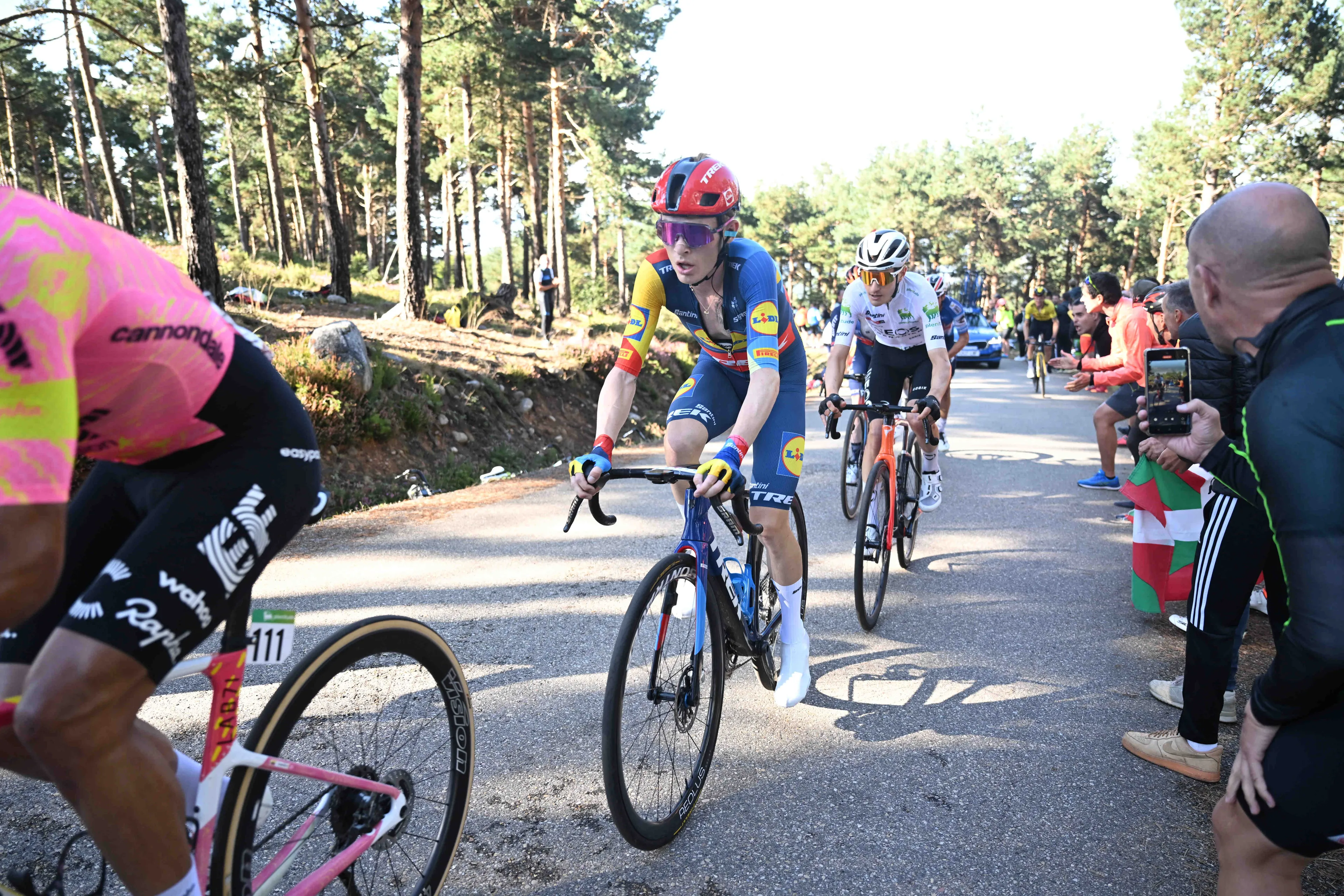 World Championship worries for Mattias Skjelmose as Dane abandons Tour de Luxembourg after stage 2 crash