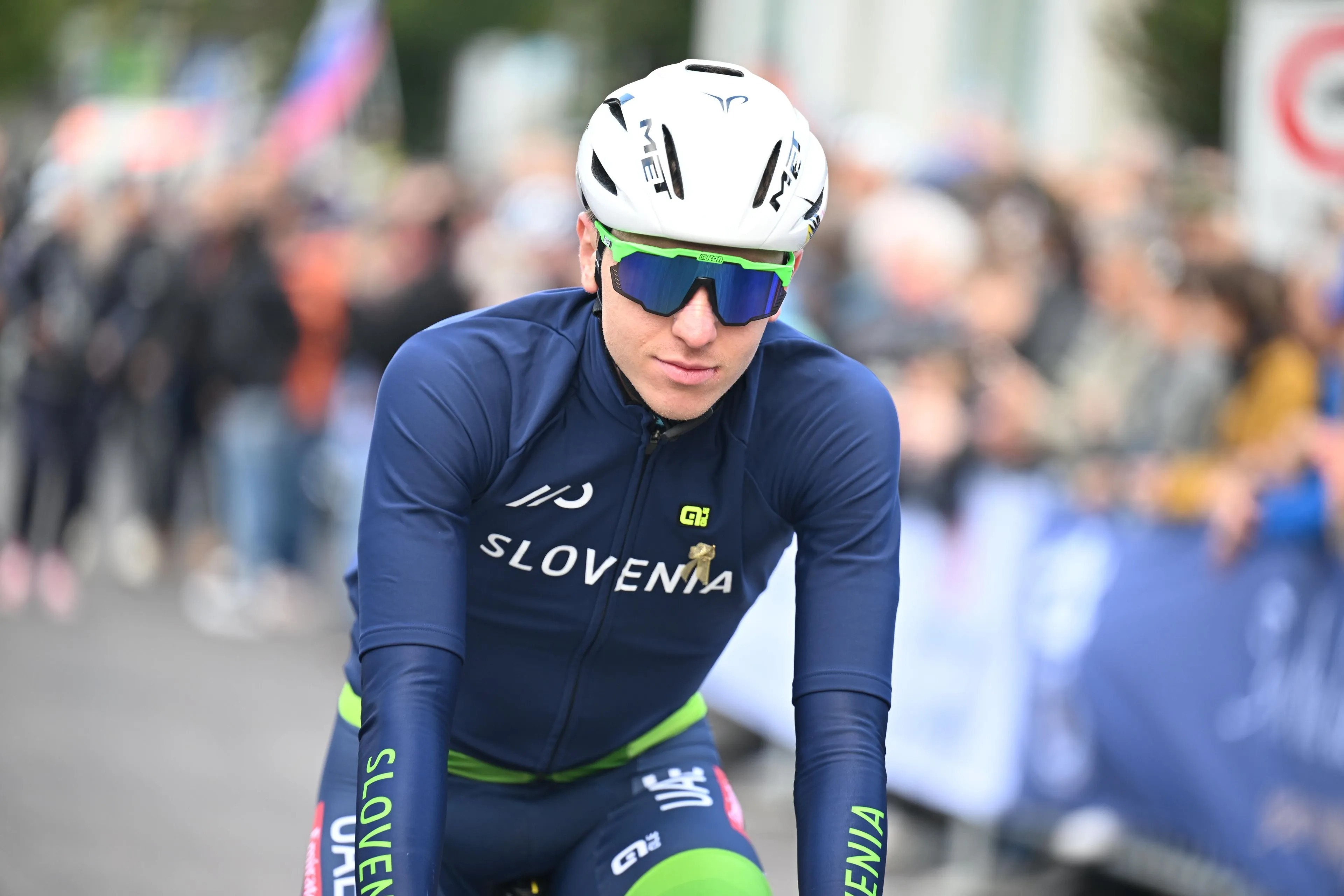 "We've seen riders do ridiculous things in recent years, but the physical difference, the superiority with which he rides..." - Thijs Zonneveld on Tadej Pogacar