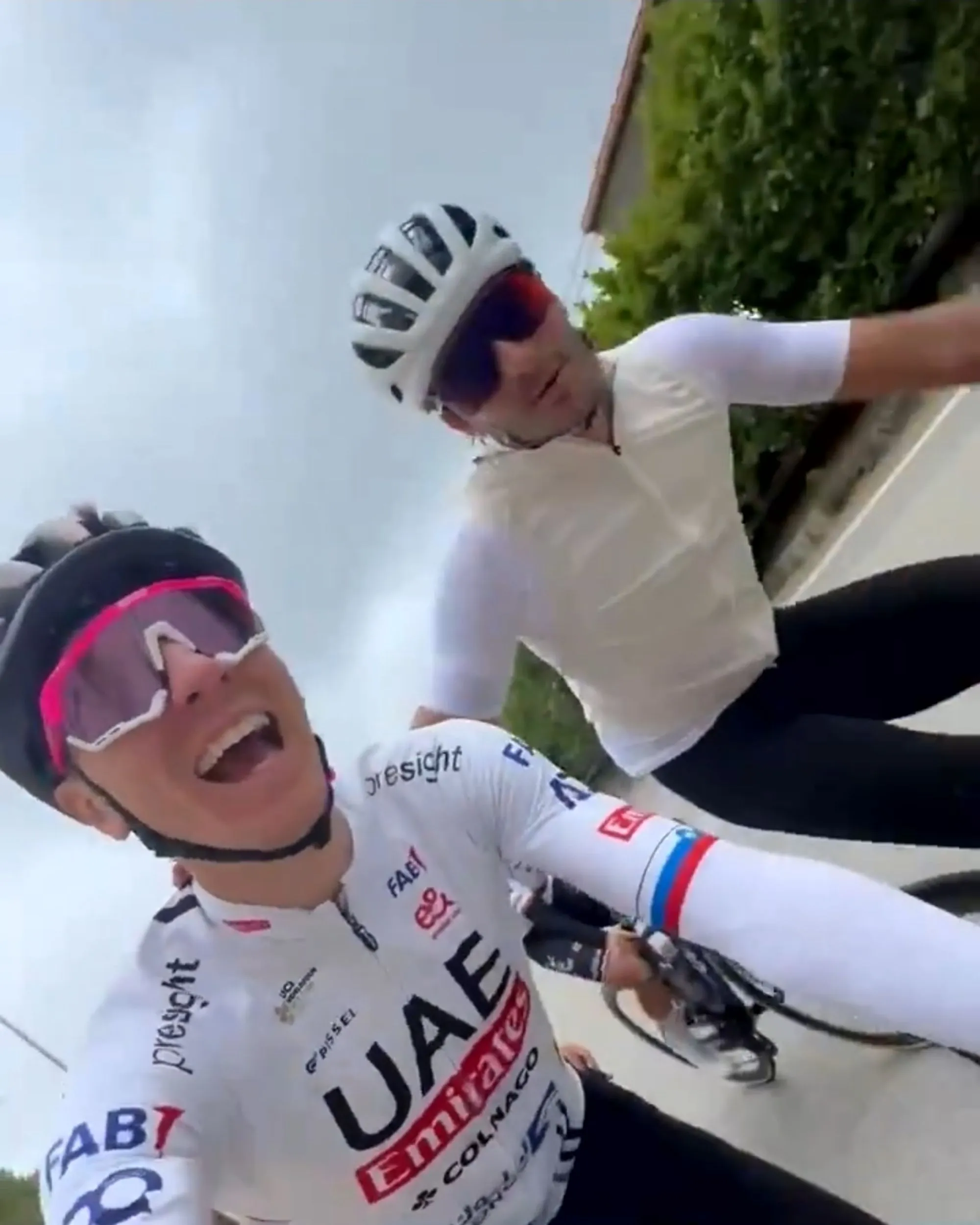 VÍDEO: Carlos Sainz, estrela da F1, dá uma volta de bicicleta com Tadej Pogacar: "Festejar com um 'Pogaccia' no Mónaco"