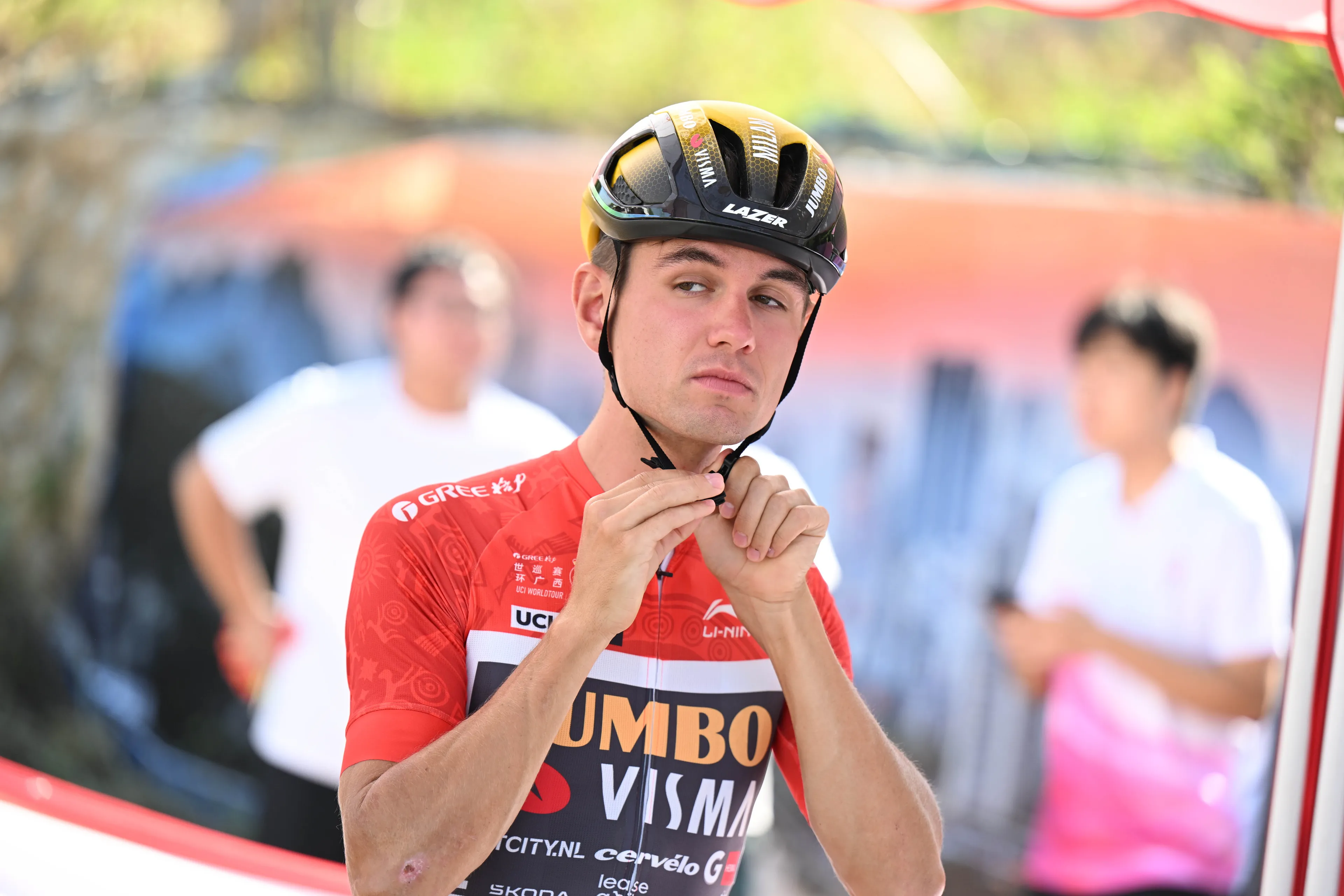Milan Vader despede-se da Visma com uma queda Volta a Guangxi: "Não o consegui evitar e fomos dos primeiros a cair"