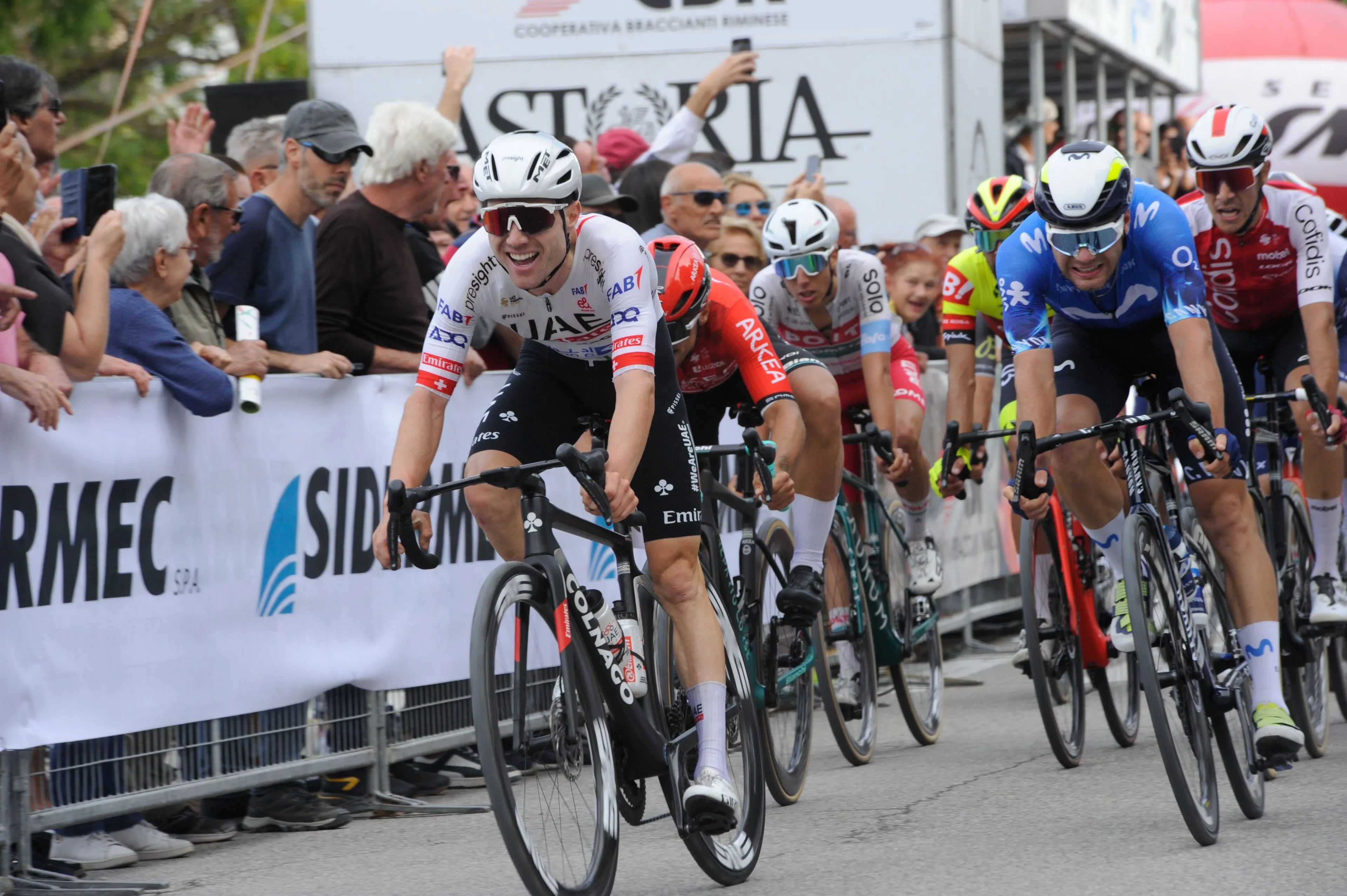Marc Hirschi dá mais uma vitória à UAE Team Emirates na Coppa Agostoni 2024