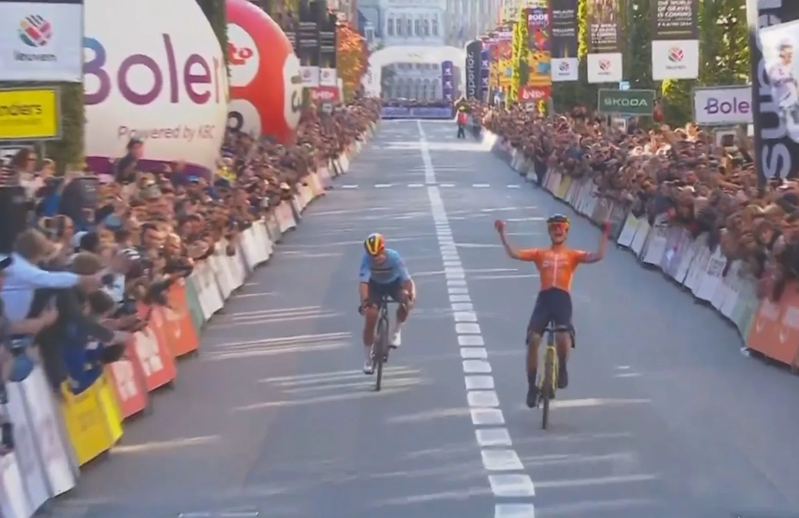 Depois da estrada, do ciclocrosse e da pista, Marianne Vos sagrou-se campeã do mundo de gravel: "Não estava confiante no meu sprint contra a Lotte Kopecky"