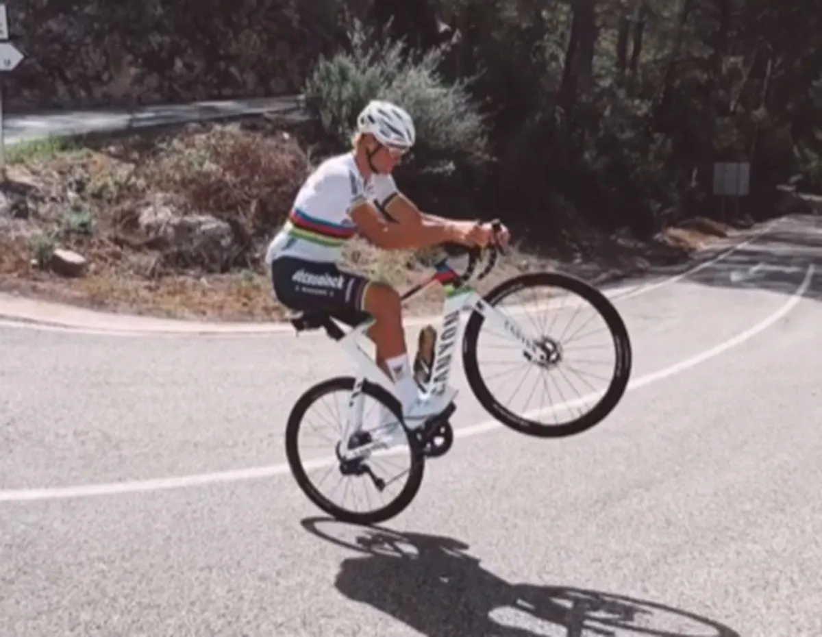 Mathieu van der Poel volta a vestir as cores do arco-íris!