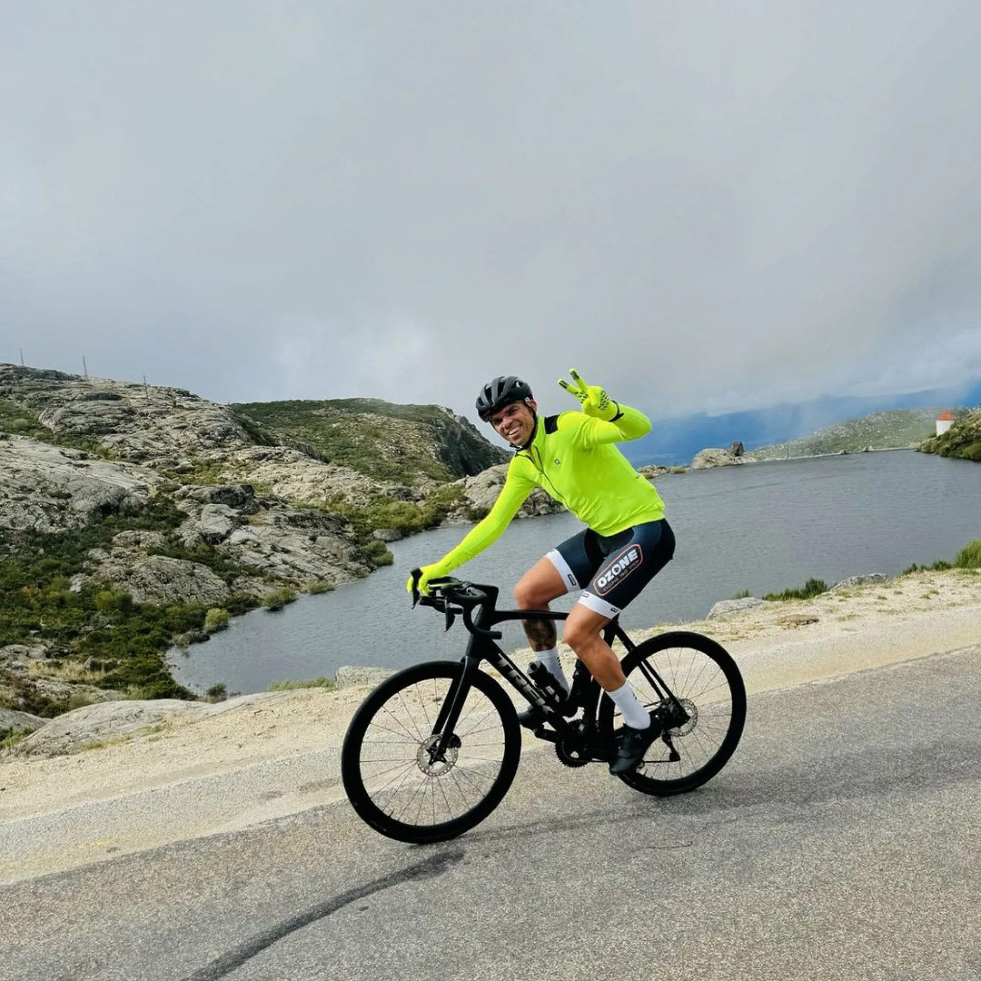 Depois de acabar contrato com o FC Porto, Pepe dedica o seu tempo à bicicleta e já subiu a Serra da Estrela!
