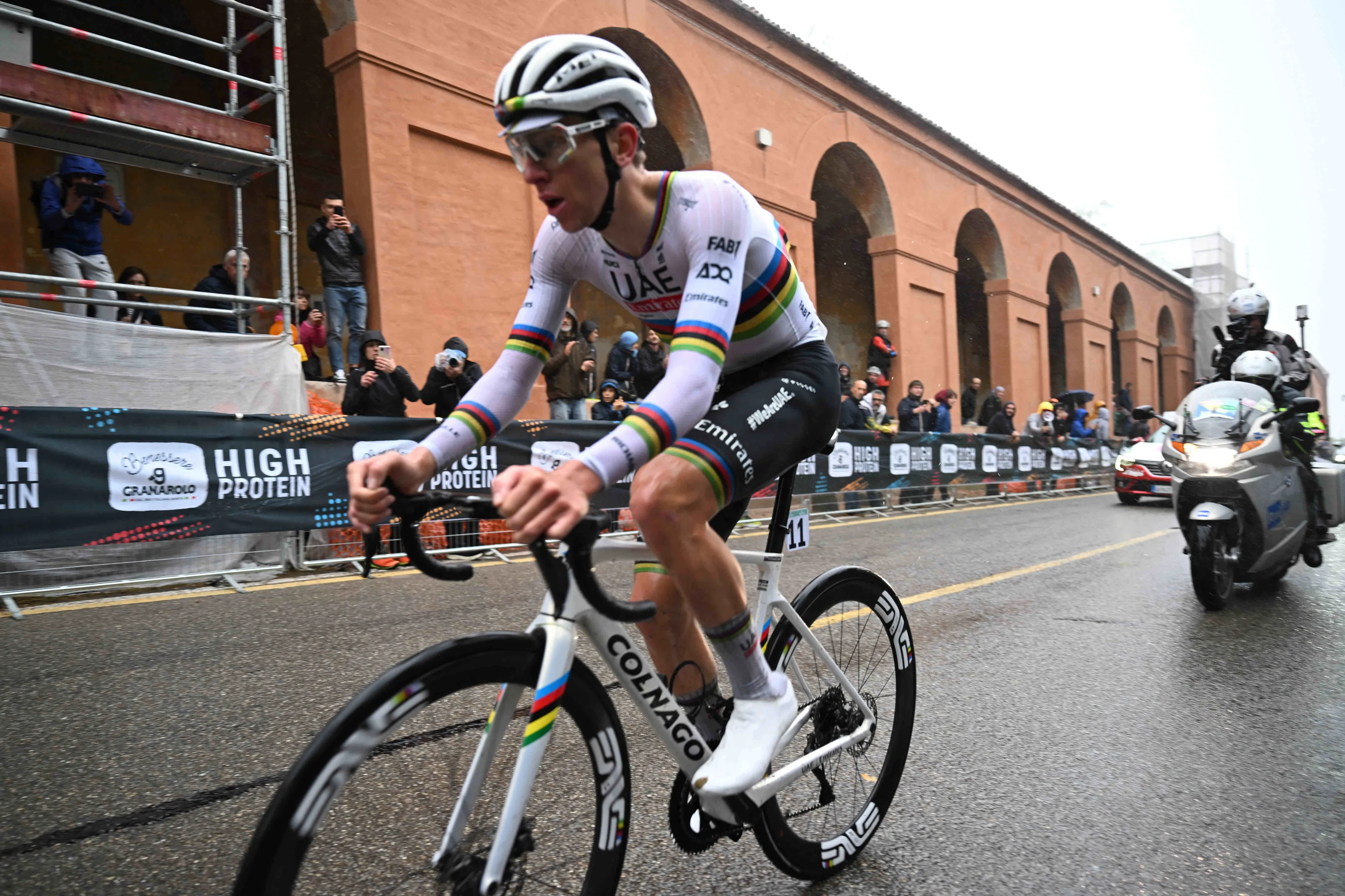 Philippe Gilbert diz que é responsabilidade dos canais de televisão mostrarem as emoções das corridas: "Na Lombardia o Pogacar fez uma corrida fantástica, mas lá atrás estavam a acontecer coisas que ninguém viu"