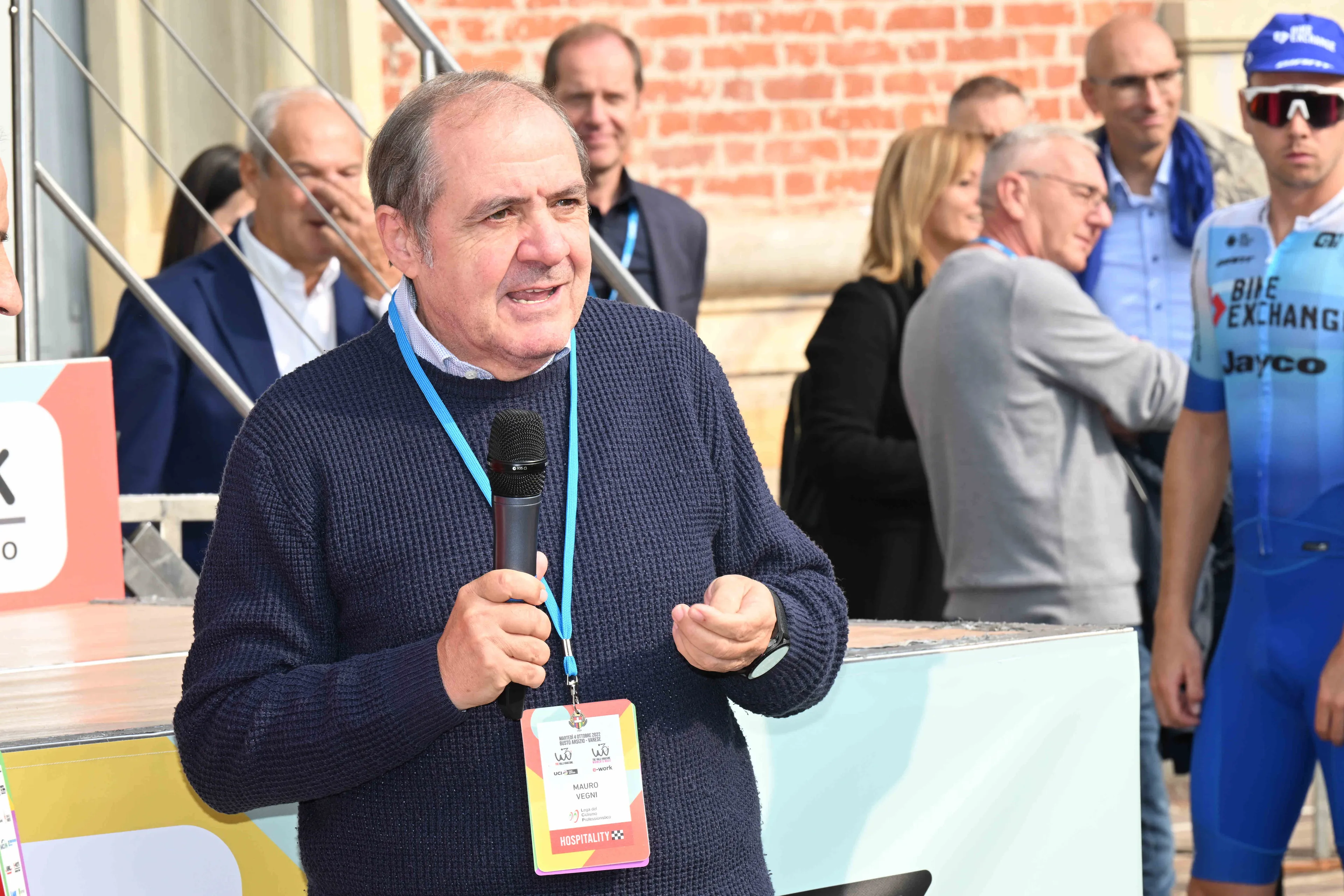 O diretor da Volta a Itália explica por que razão foi alterada a data da apresentação da corrida: "Foi adiada devido a problemas internos".