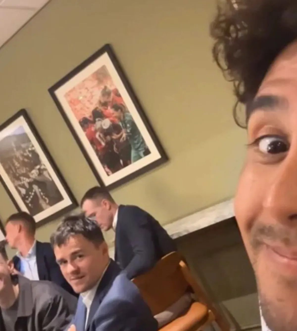 Depois da controvérsia, Tom Pidcock reencontra-se com companheiros de equipa da INEOS Grenadiers durante o Manchester United - Chelsea