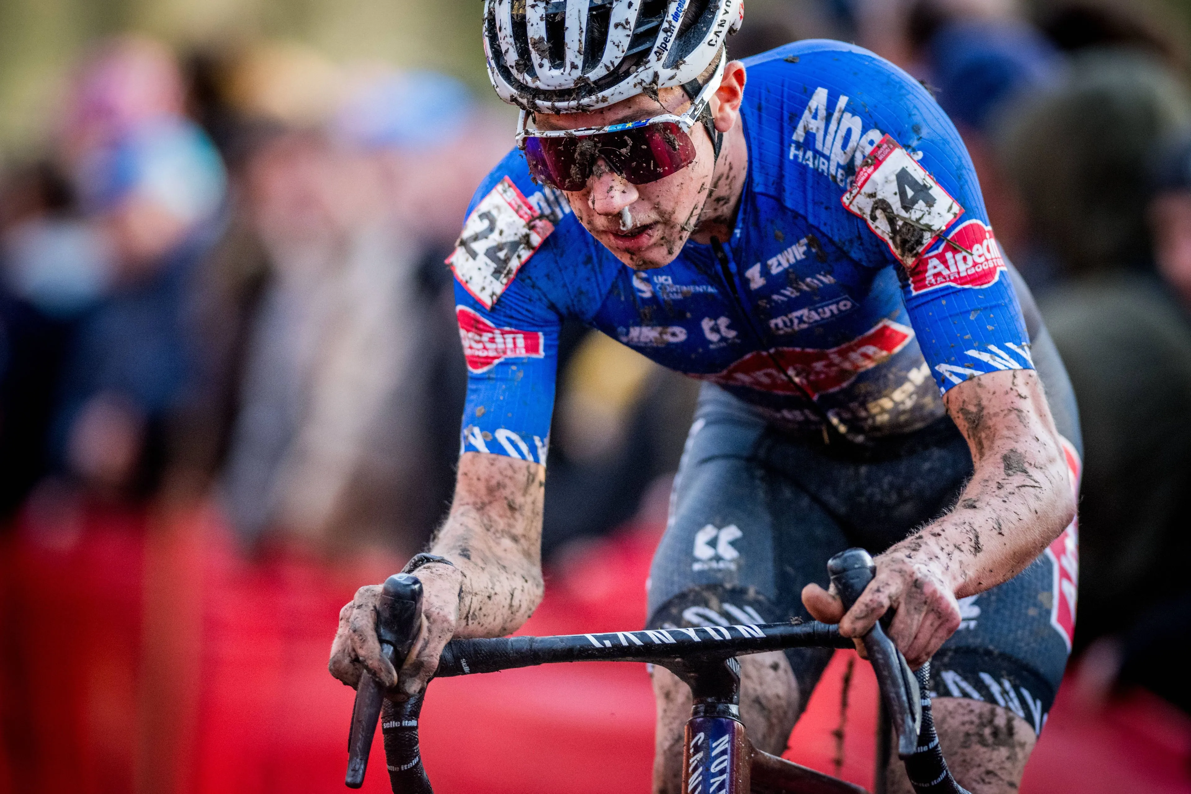 Jente Michels sagra-se bicampeão europeu de ciclocrosse em Sub-23 de forma dramática e Rafael Sousa foi o melhor português