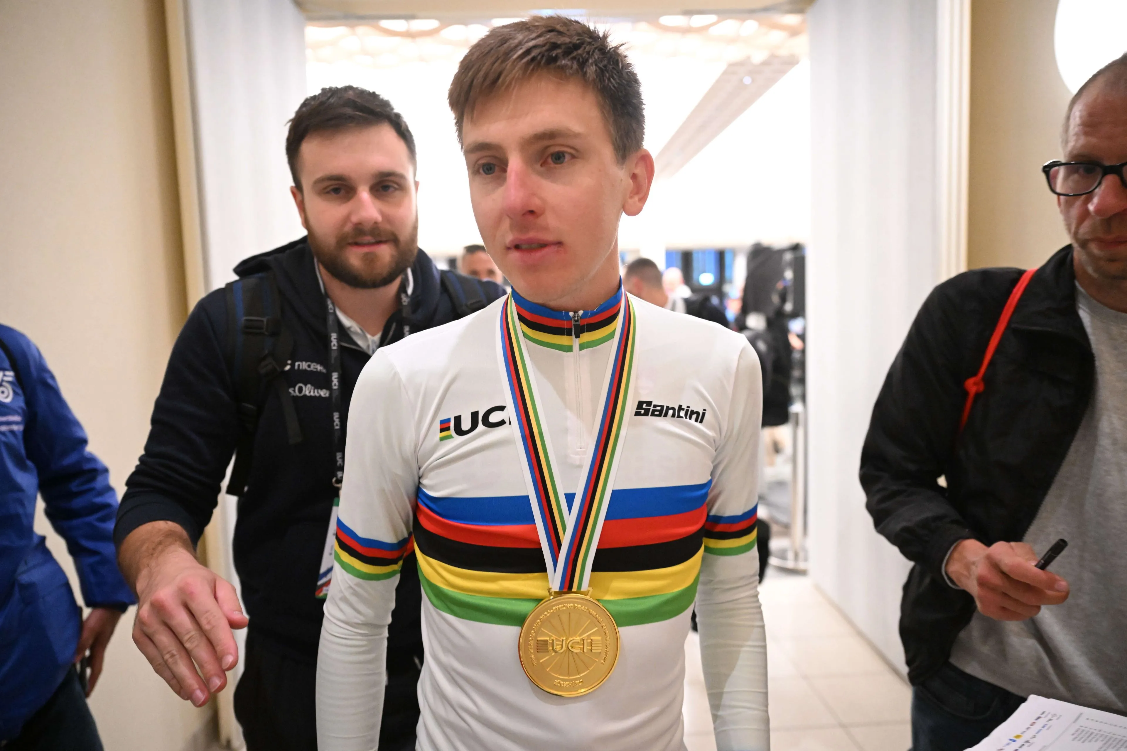 Tadej Pogacar vai ganhar 8 milhões por ano no novo contrato com a UAE Team Emirates