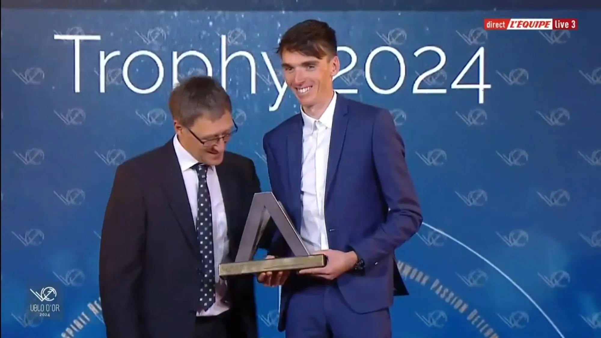 Romain Bardet premiado com o Troféu Bernard Hinault na cerimónia do Velo d'Or 2024 - "Estou contente por ser homenageado desta forma na minha última época completa".
