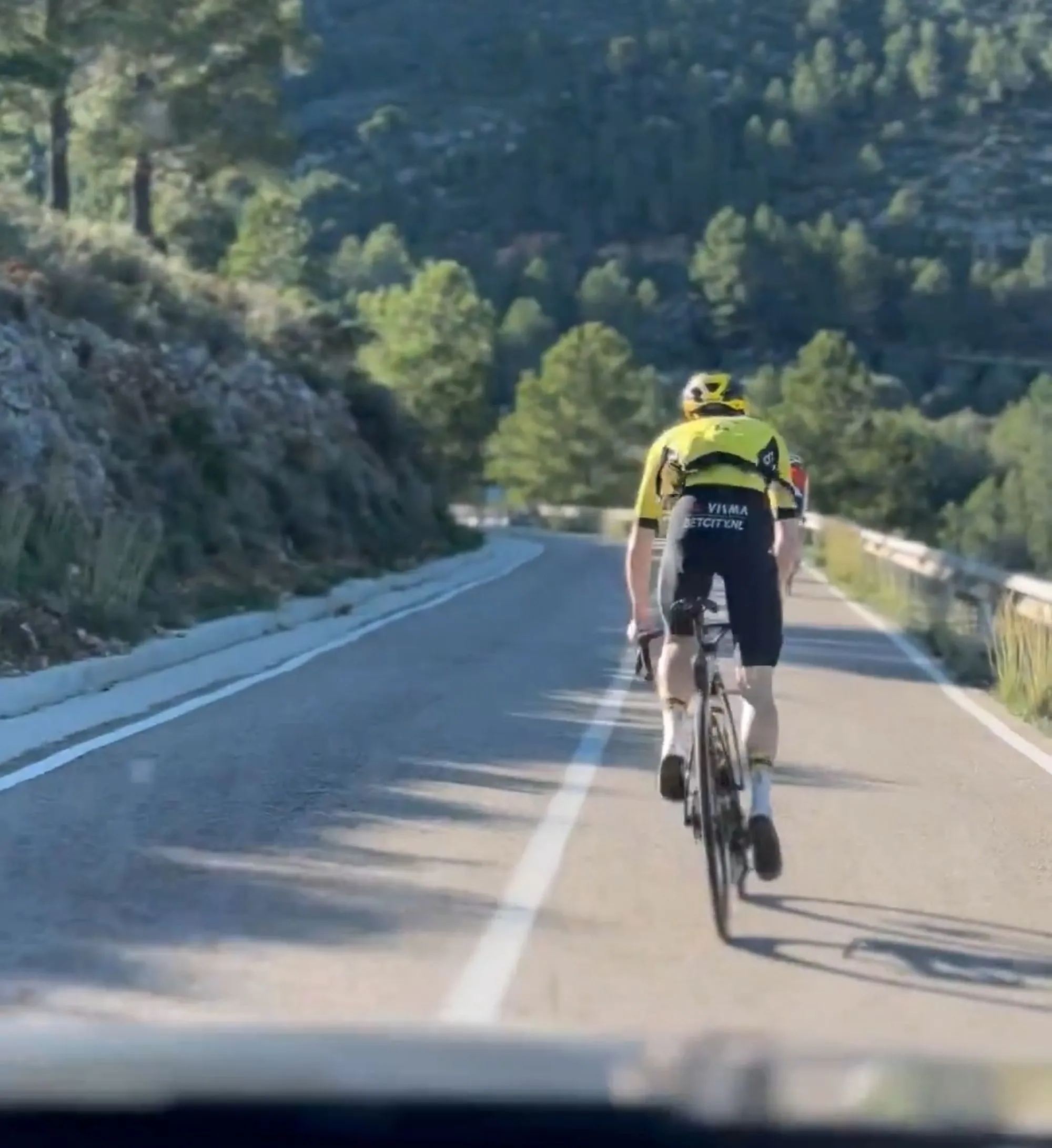 VÍDEO: A preparação para 2025 segue a bom ritmo, com Jonas Vingegaard a subir como um foguete no campo de treinos da Visma