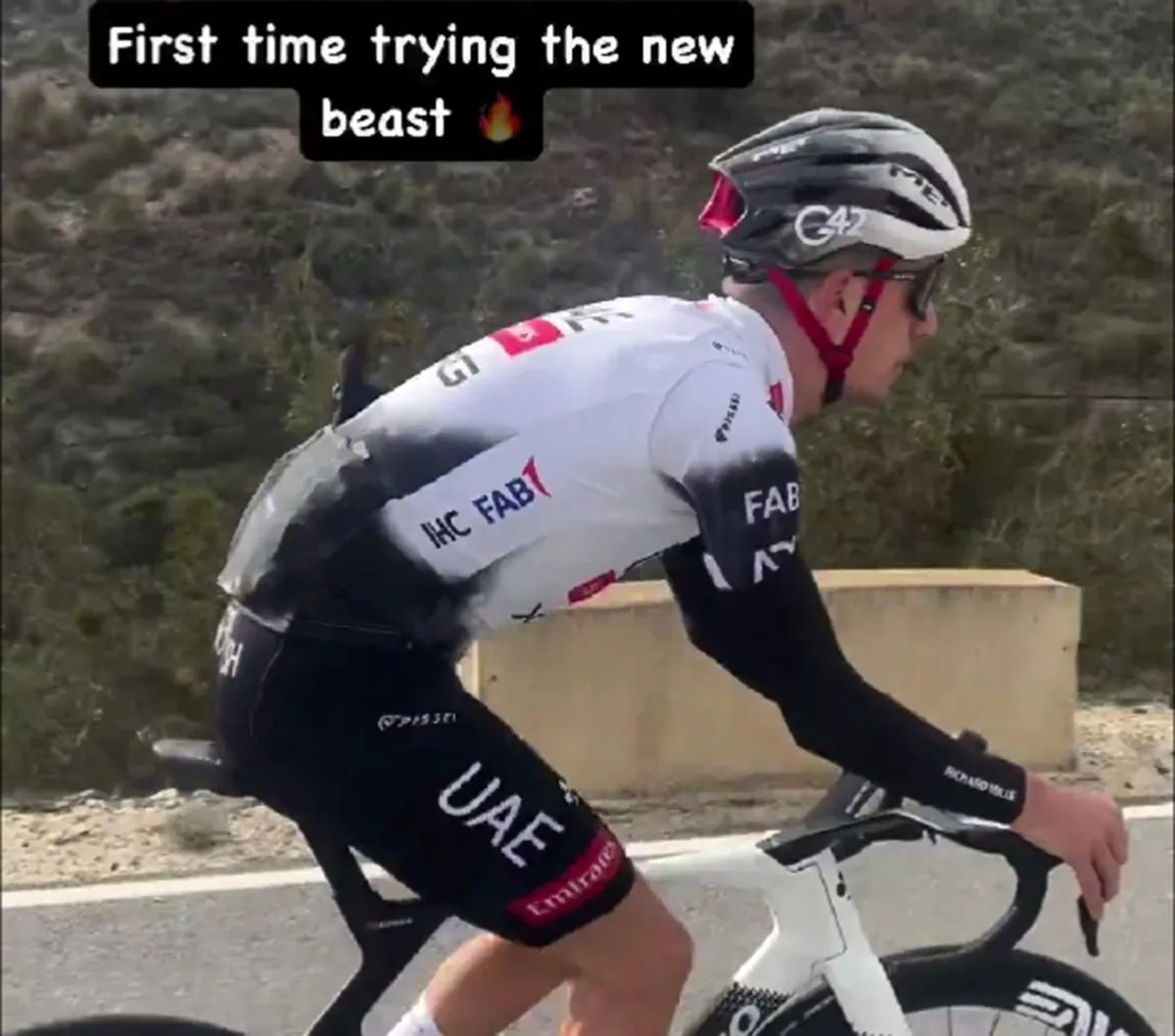 VIDEO: João Almeida testa a nova bicicleta da Colnago no estágio da UAE Team Emirates