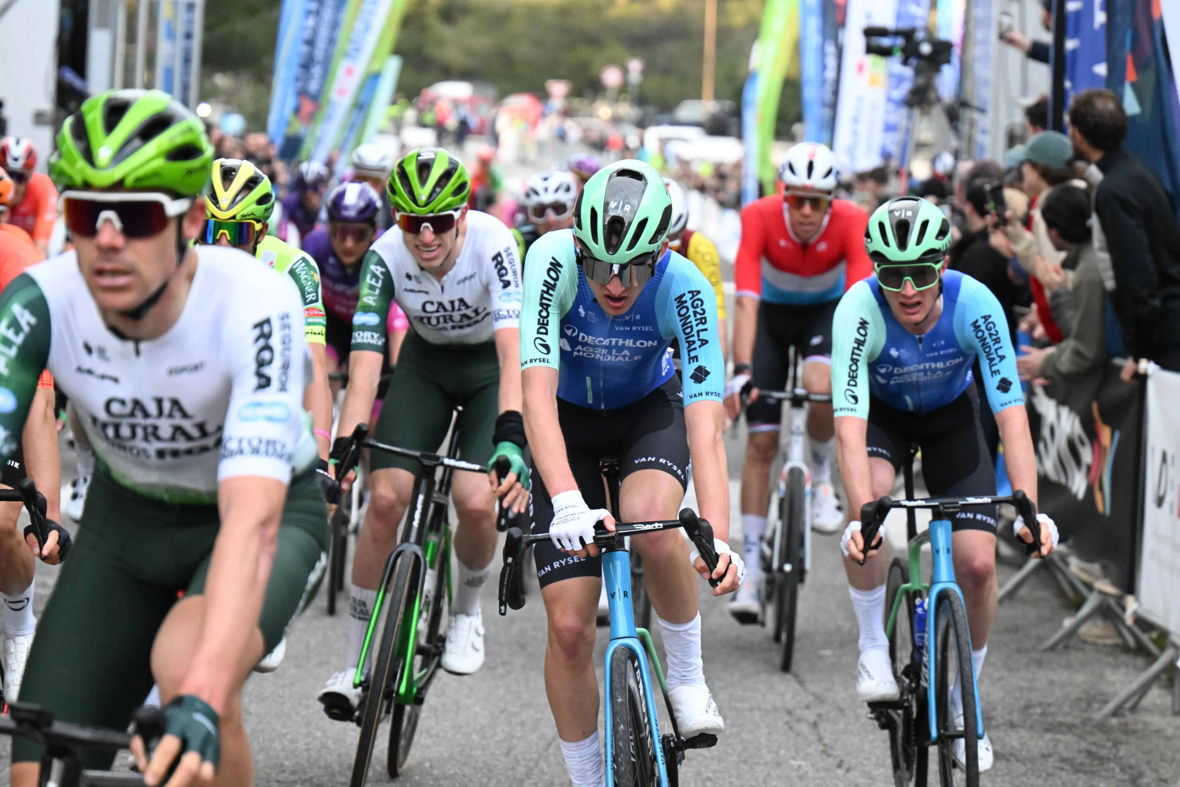 Prodígio francês Paul Seixas enfrenta os tubarões do ciclismo pela primeira vez no UAE Tour: "É um mundo diferente de todas as corridas que já fiz"
