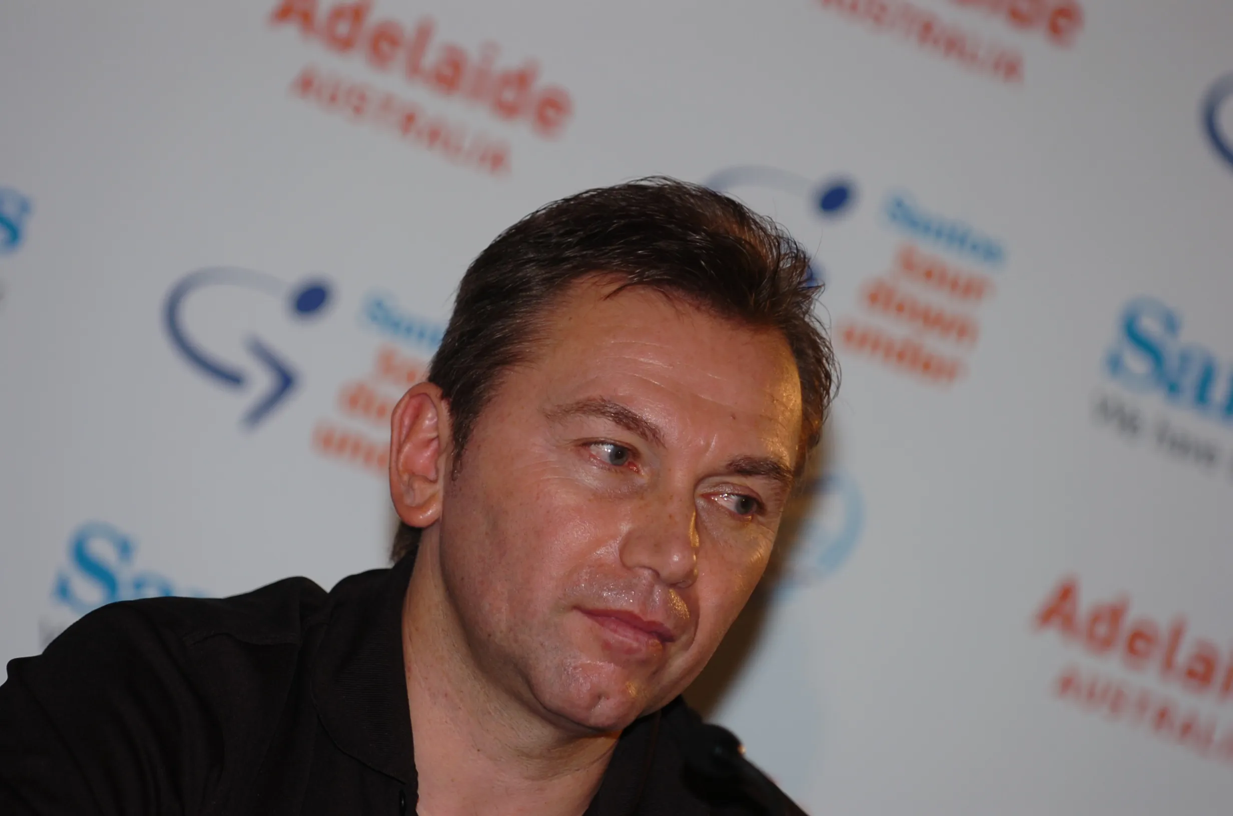 Johan Bruyneel critica a UCI, depois de mais uma queda coletiva num final ao sprint: "A primeira pergunta é: quem concebe o percurso? A pergunta seguinte é: quem aprova o percurso?"