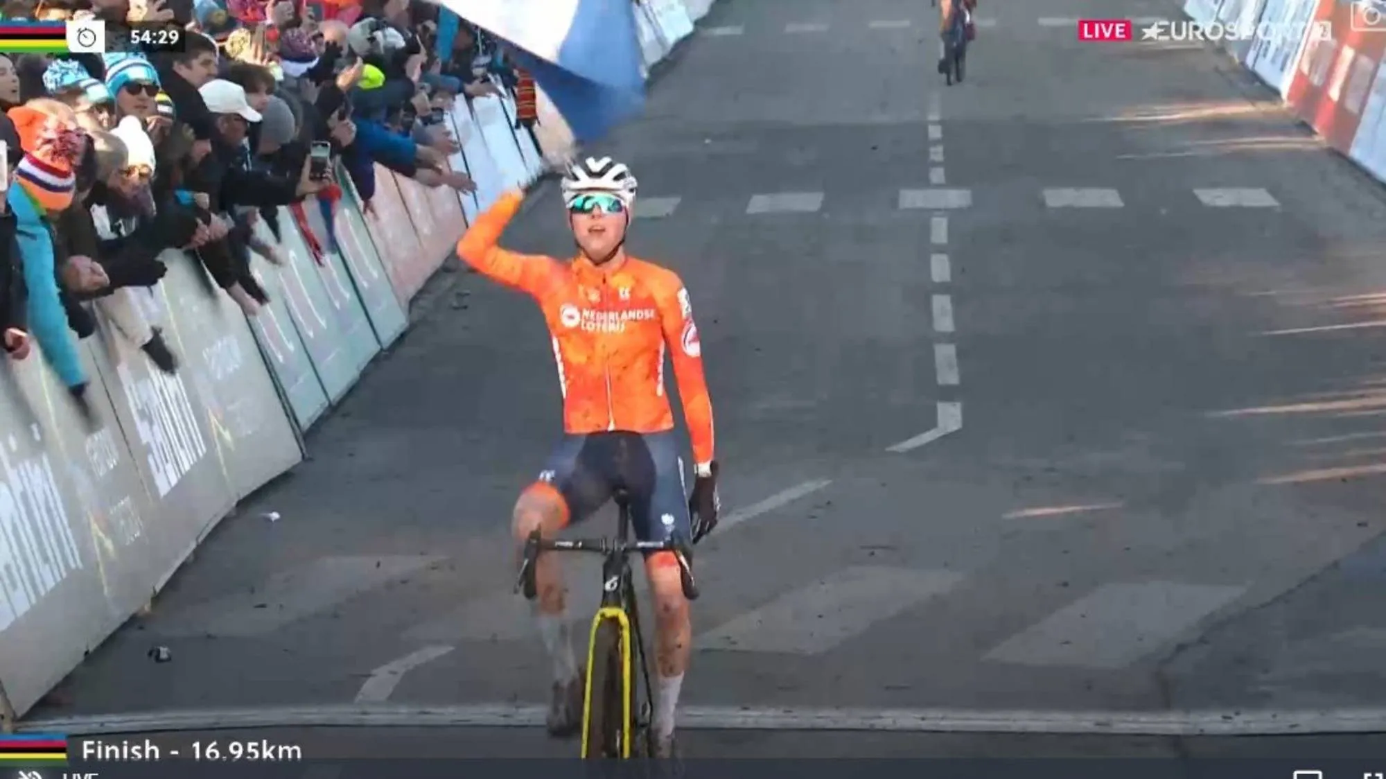 Rainbow Jersey hat-trick! Fem van Empel overcomes Lucinda Brand in Cyclocross World Championship thriller in Lievin