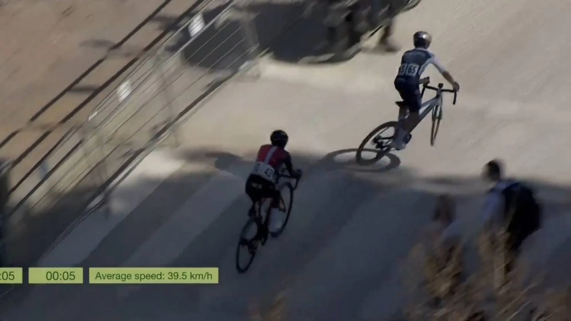 VÍDEO: Tom Pidcock mostra habilidade ao saltar uma lomba de velocidade poucos segundos depois de vencer a etapa na Volta à Andaluzia 2025