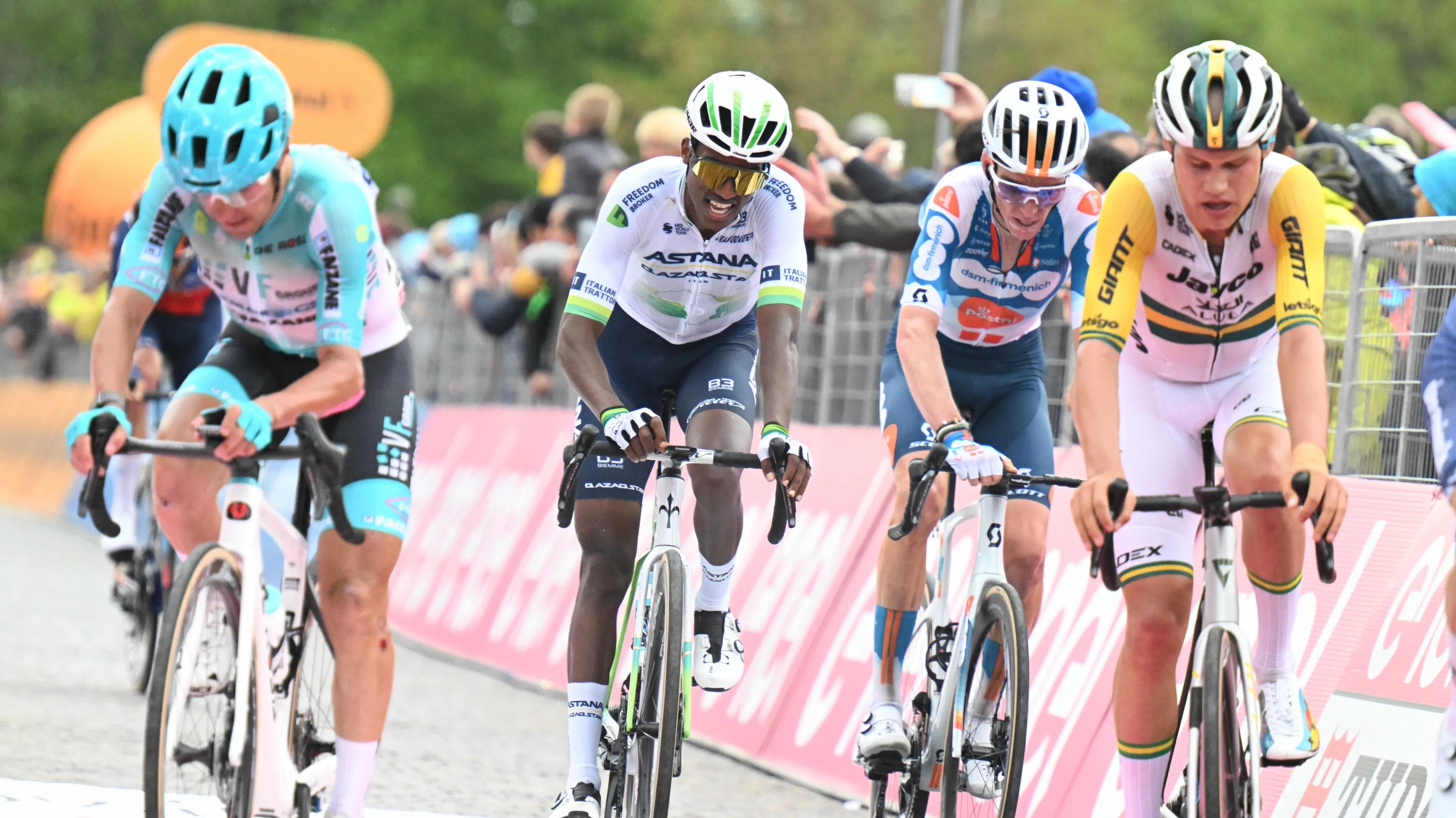 Ciclista da Astana pede mais apoios para a modalidade em África: "Existe muito talento aqui, mas é muito difícil entrar numa equipa europeia"