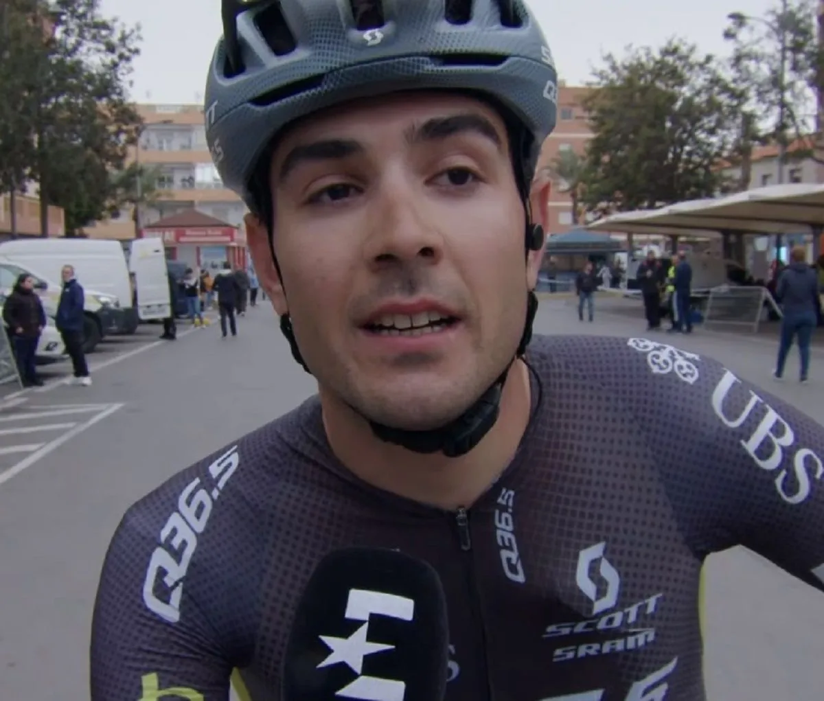 Matteo Moschetti regressa às vitórias na última etapa do AlUla Tour, depois de um período difícil: "Que sprint! Não posso acreditar"