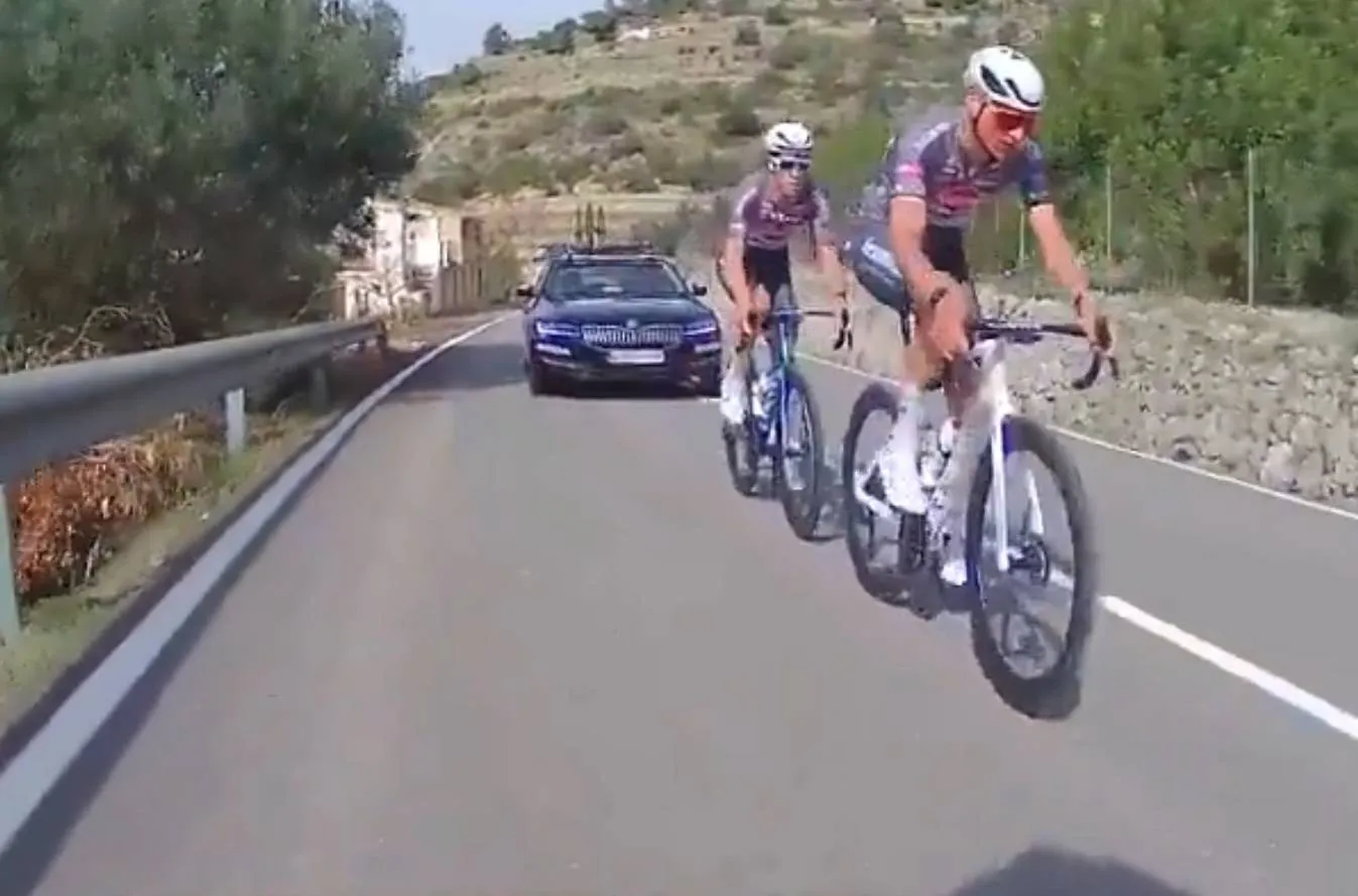 VÍDEO - Estará a Alpecin a preparar um novo talento? Mathieu van der Poel é visto no Coll de Rates a dar roda para outro Campeão do Mundo