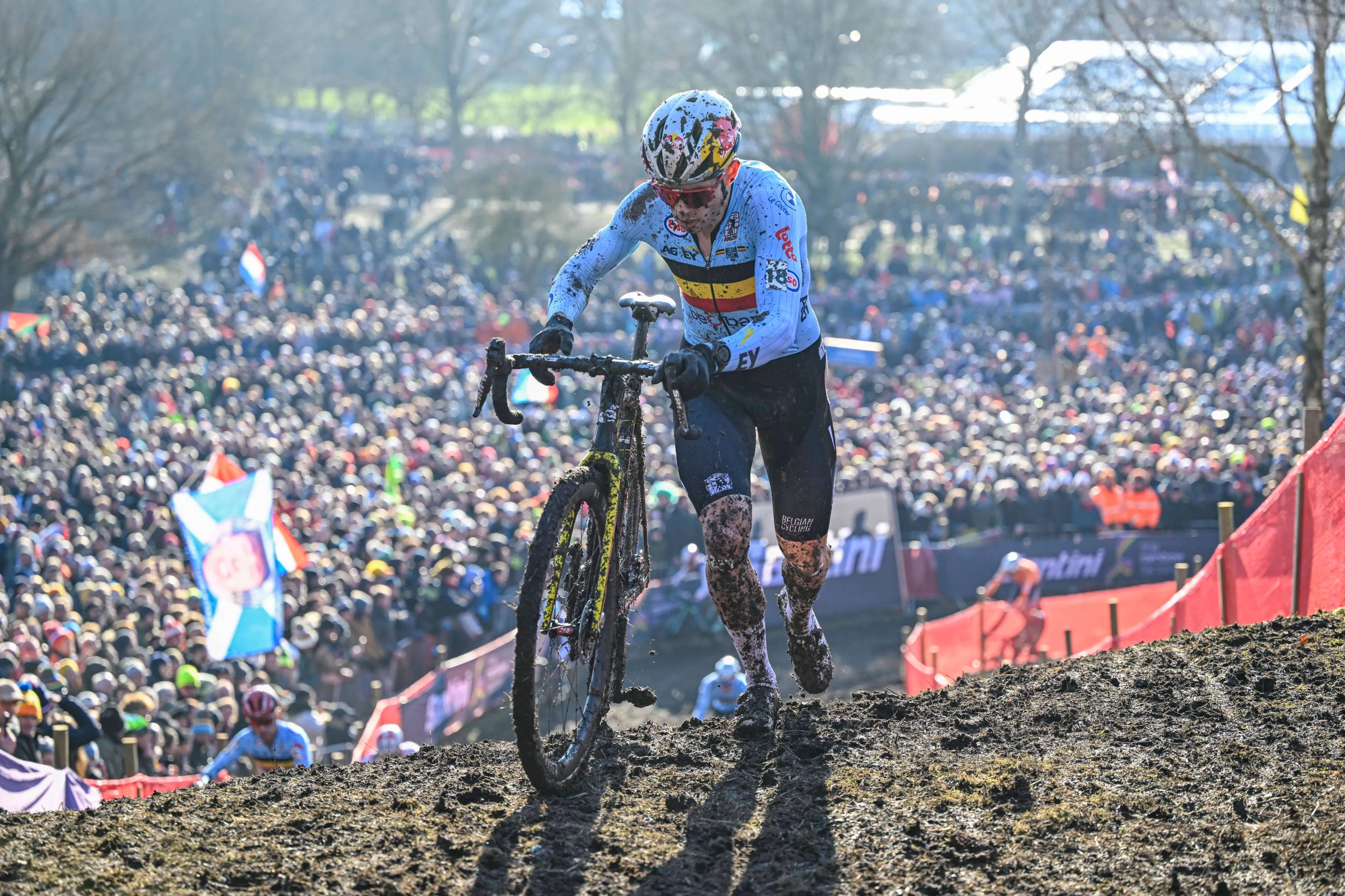 Antigo campeão do mundo sobre o 'castigo' da UCI a Wout Van Aert em Liévin: "Devem os selecionadores nacionais decidir quem vão colocar em cada linha de partida?"