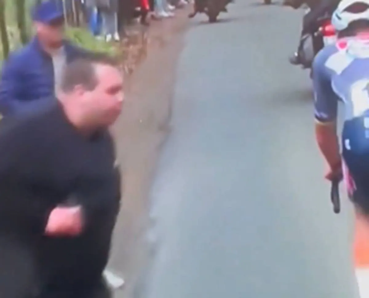 Vídeo: vergonha na E3 Saxo Classic, com adepto a cuspir em Mathieu Van der Poel durante os últimos quilómetros