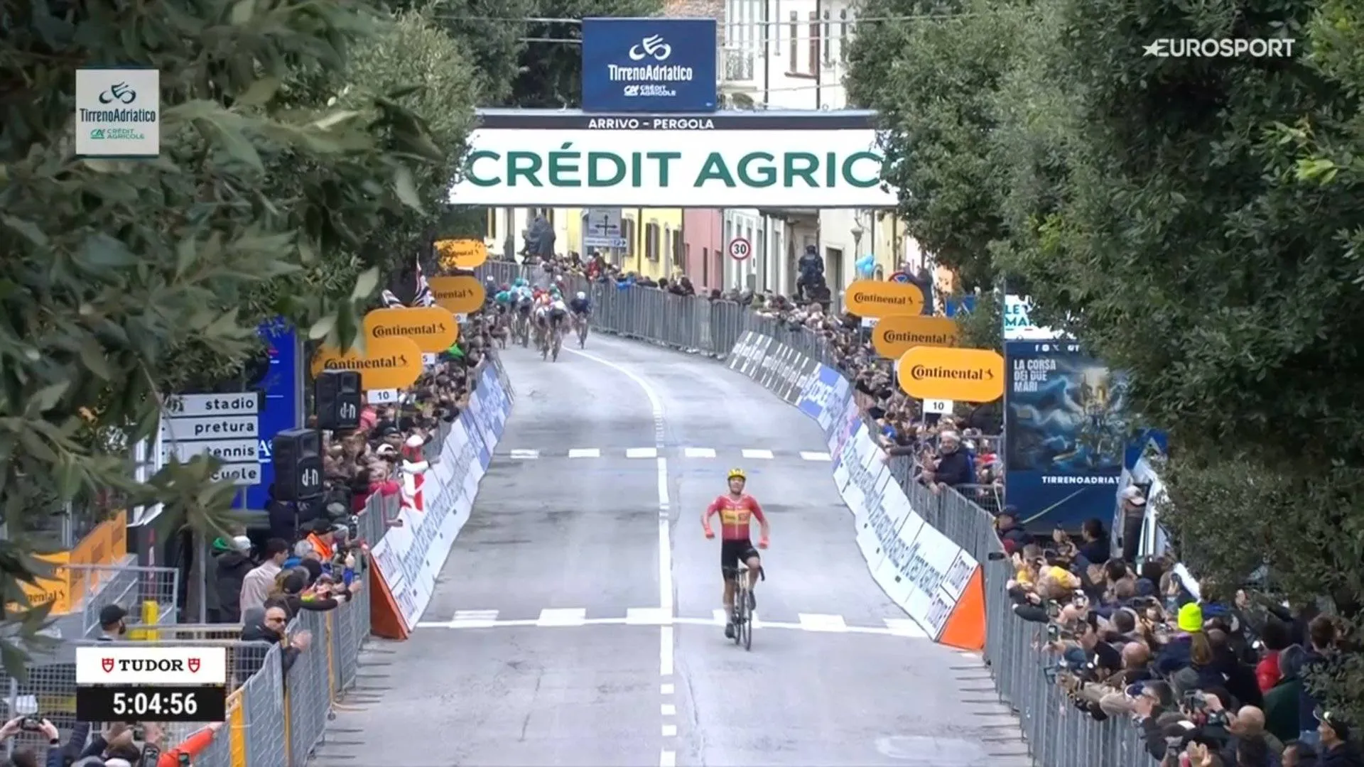 Fredrik Dversnes faz valer a fuga e dá vitória supreendente à Uno-X no Tirreno, diante de Mathieu Van der Poel e Roger Adrià!