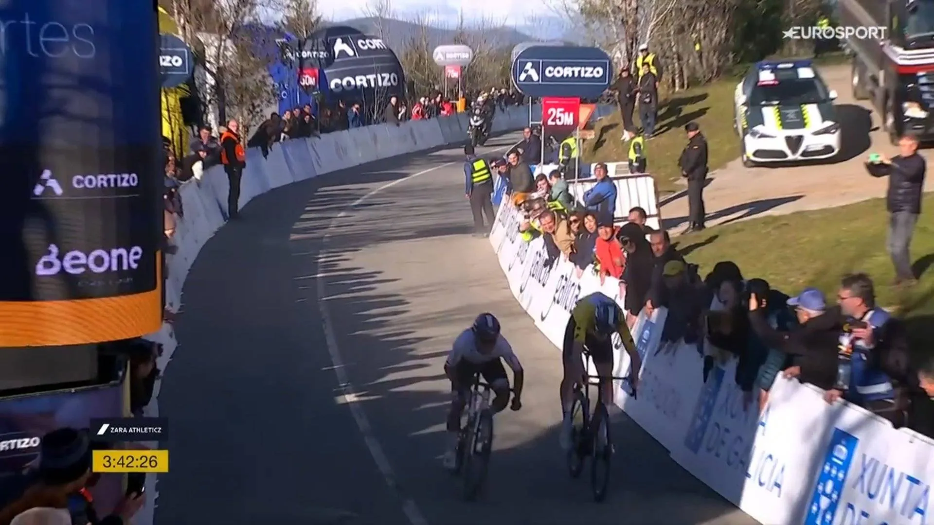 Derek Gee poised for overall victory at O Gran Camiño 2025 despite losing out on stage 4 win to Sergio Chumil