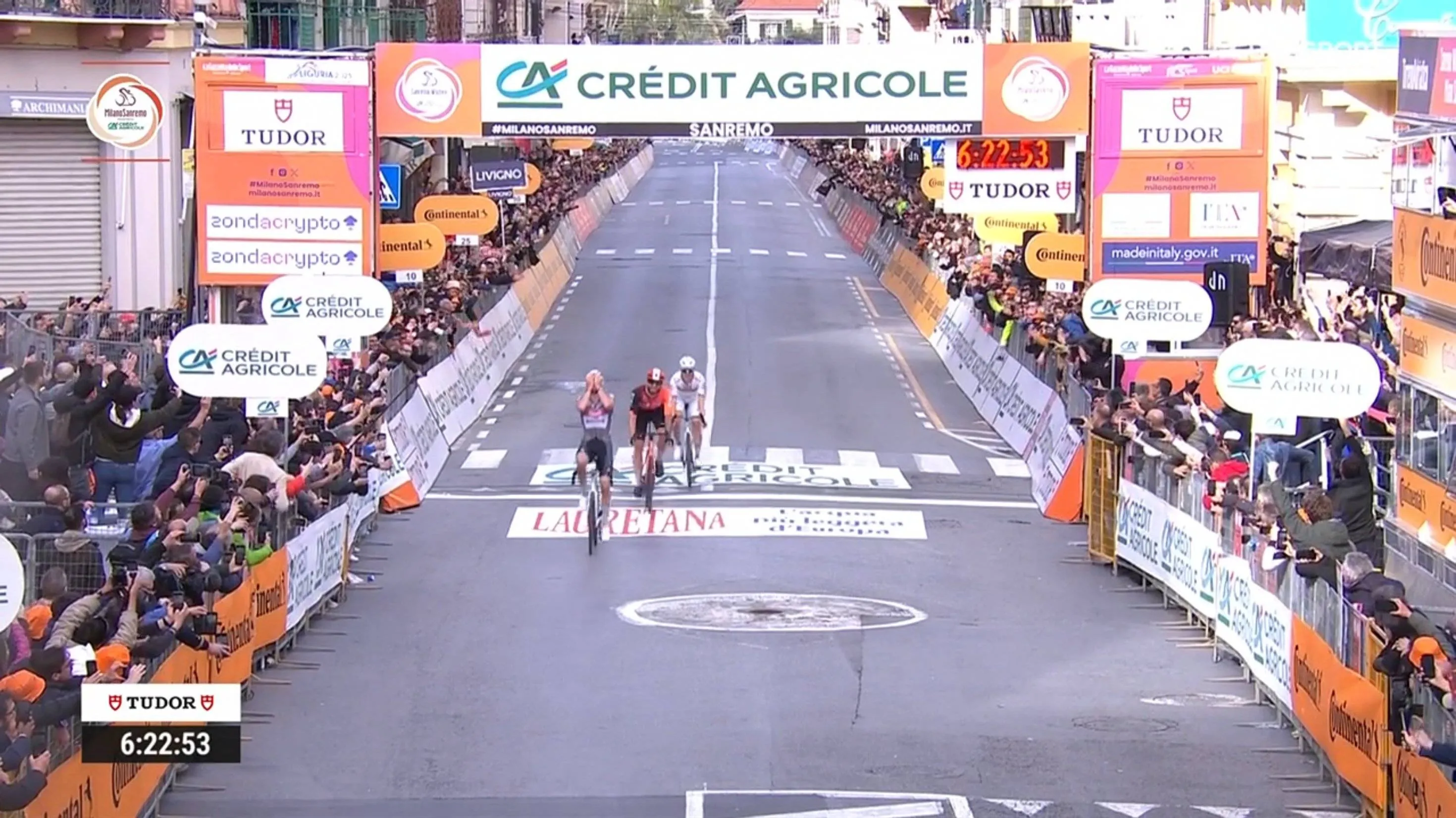 Mathieu van der Poel bate Filippo Ganna e Tadej Pogacar e traz a terceira Milan-Sanremo consecutiva para a Alpecin!