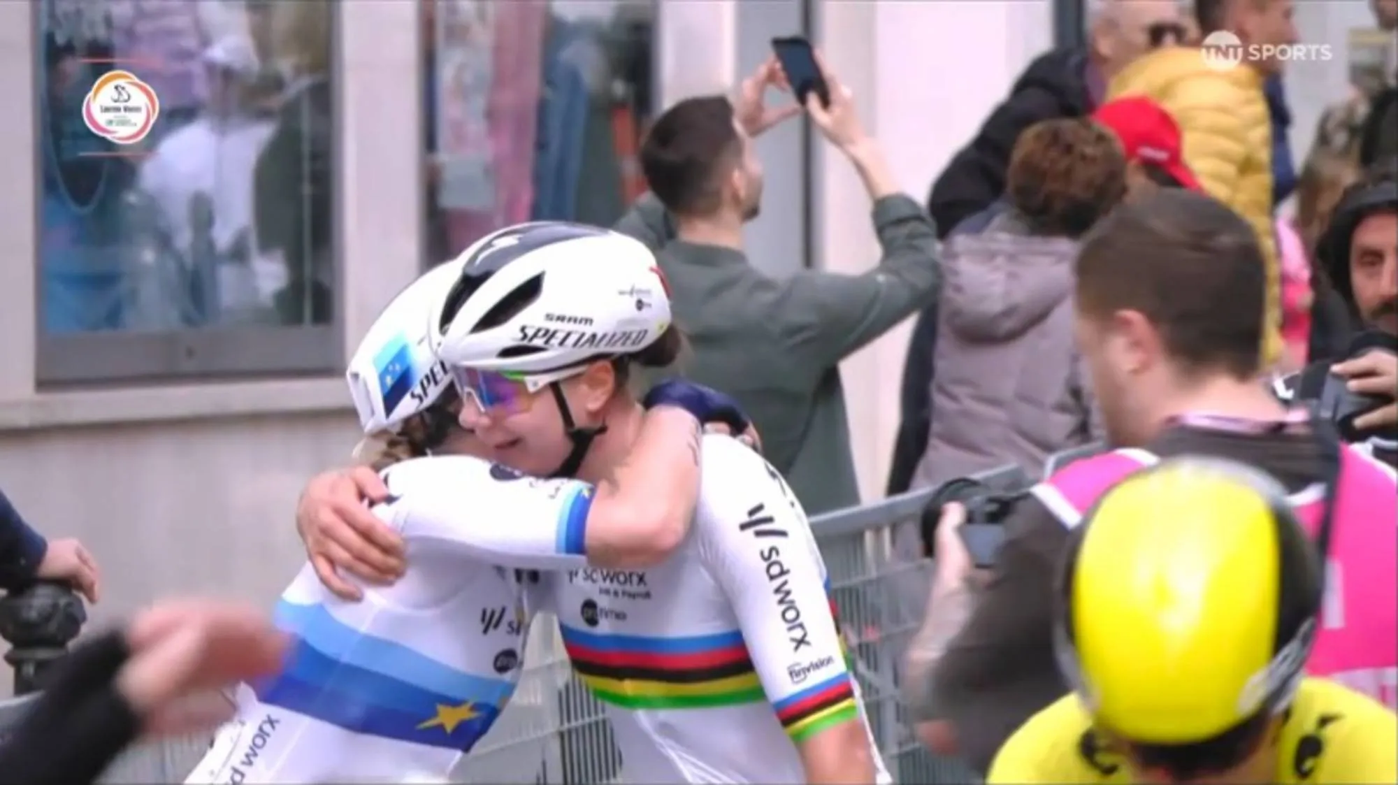 Lotte Kopecky cumpriu a sua palavra e ajudou Lorena Wiebes a conquistar a Milan-Sanremo Feminina: "TInha mesmo de dar tudo por tudo"
