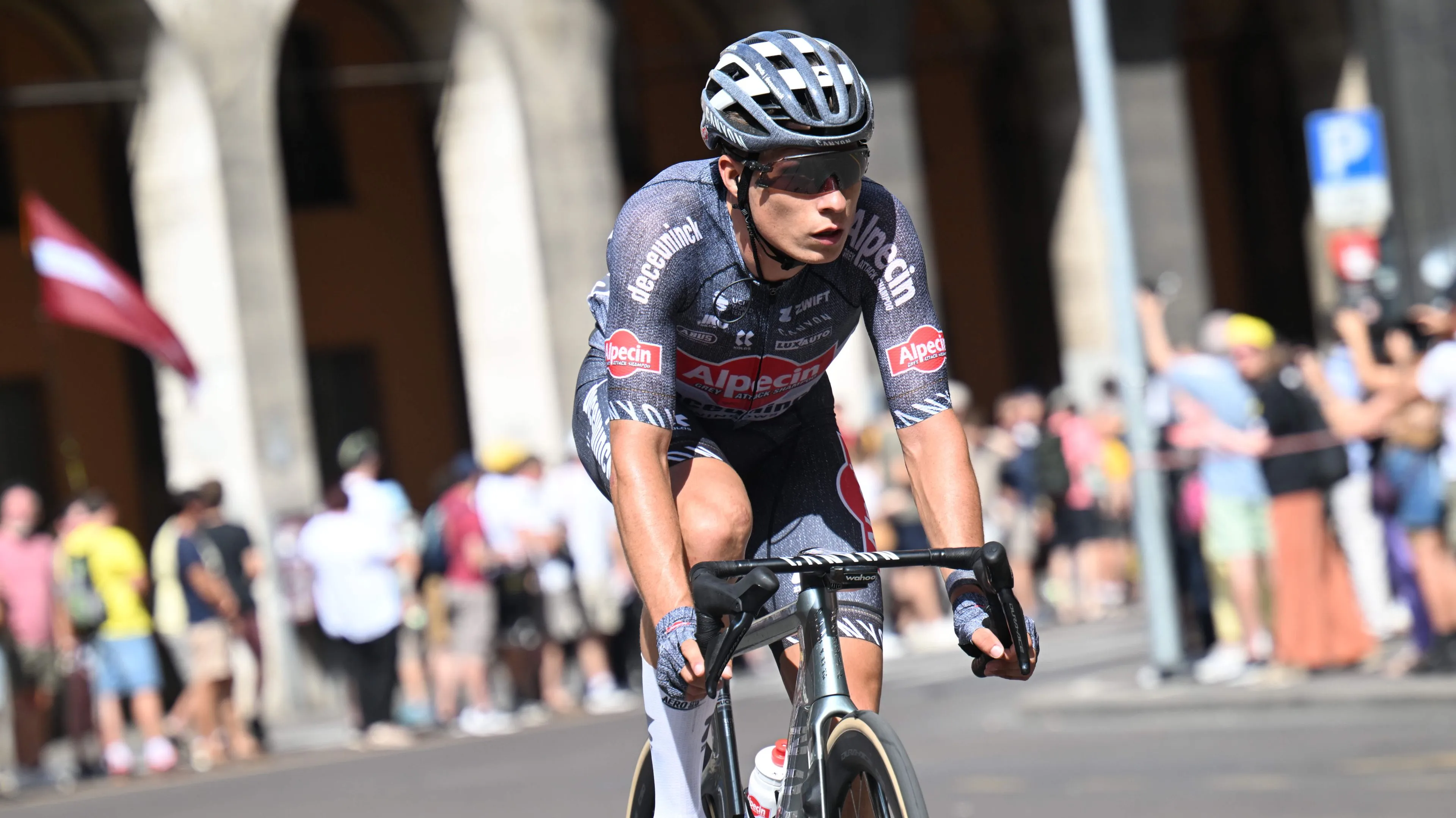 Jasper Philipsen irá defender o seu titulo na Milan-Sanremo, apesar das lesões provocadas pela queda na Nokere Koerse