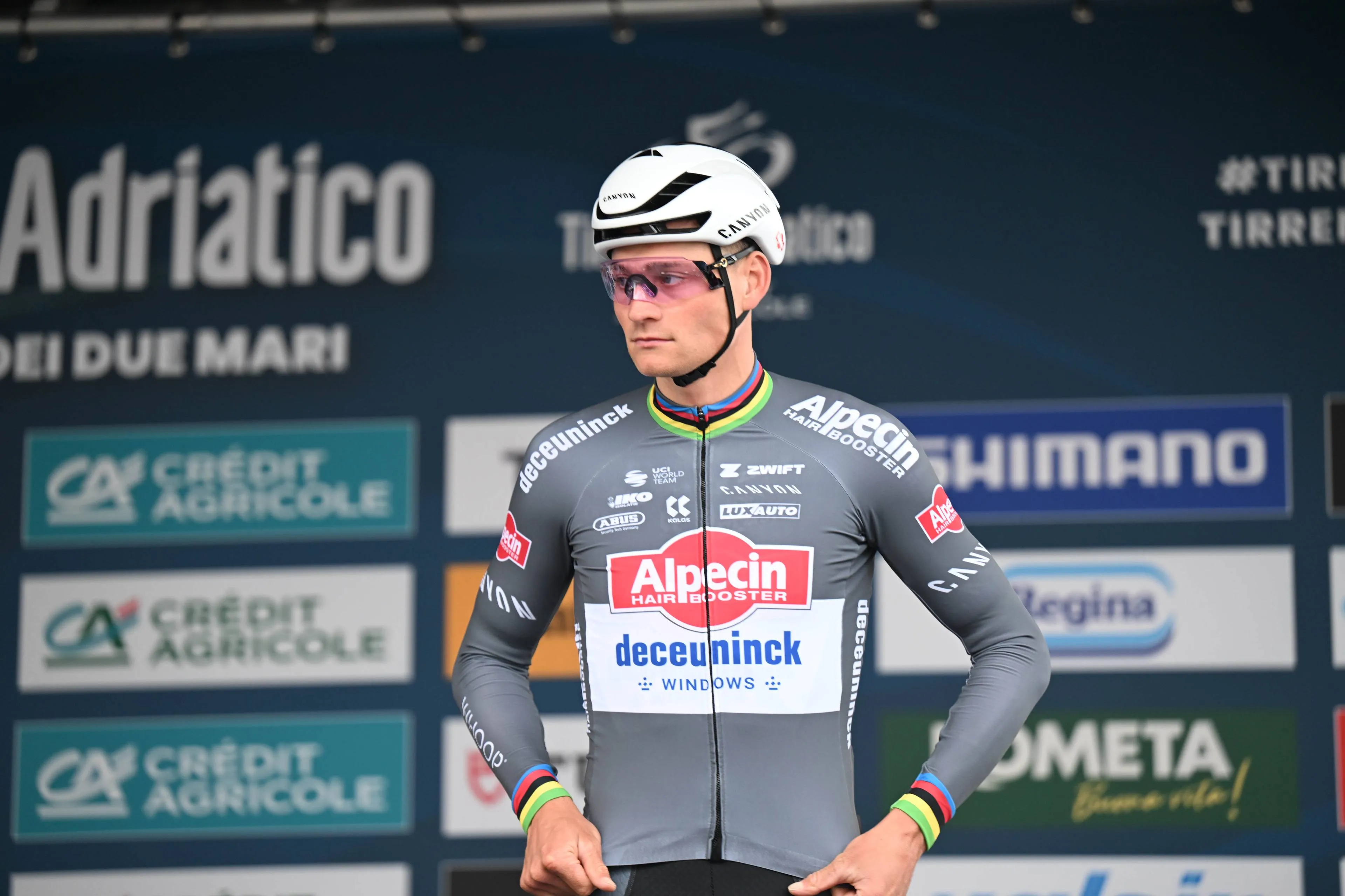 Mathieu van der Poel garante o pódio no final explosivo da Tirreno-Adriatico: "Foi o melhor que pude fazer"
