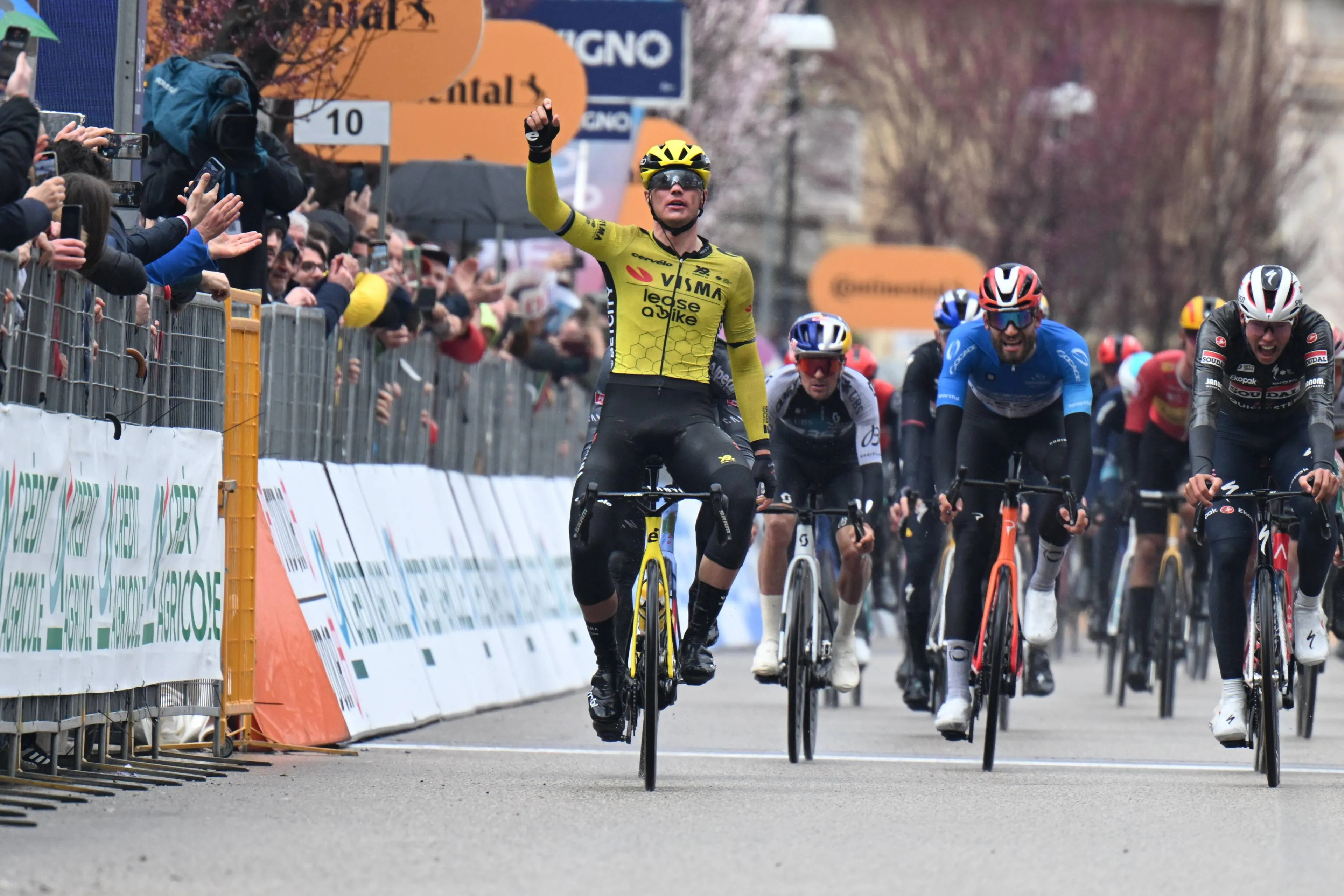 Tirreno-Adriatico | INEOS and van der Poel explode the race; but Olav Kooij wins stage 5 in reduced bunch sprint for Visma